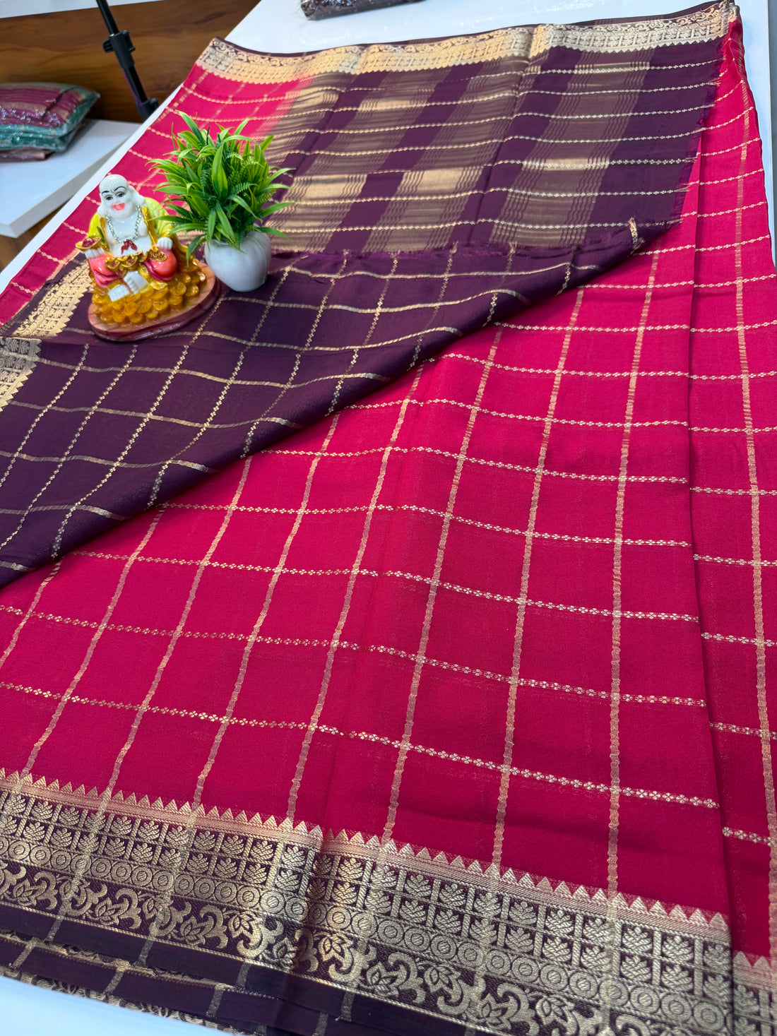 Elegant Chiffon Saree with Stylish Checks Pattern