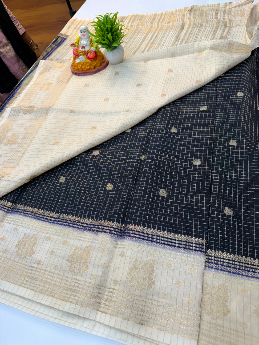 Mysore Crepe Silk Saree with Rich Pallu, Buttas & Checks Pattern – Padmavathi Silks and Sarees