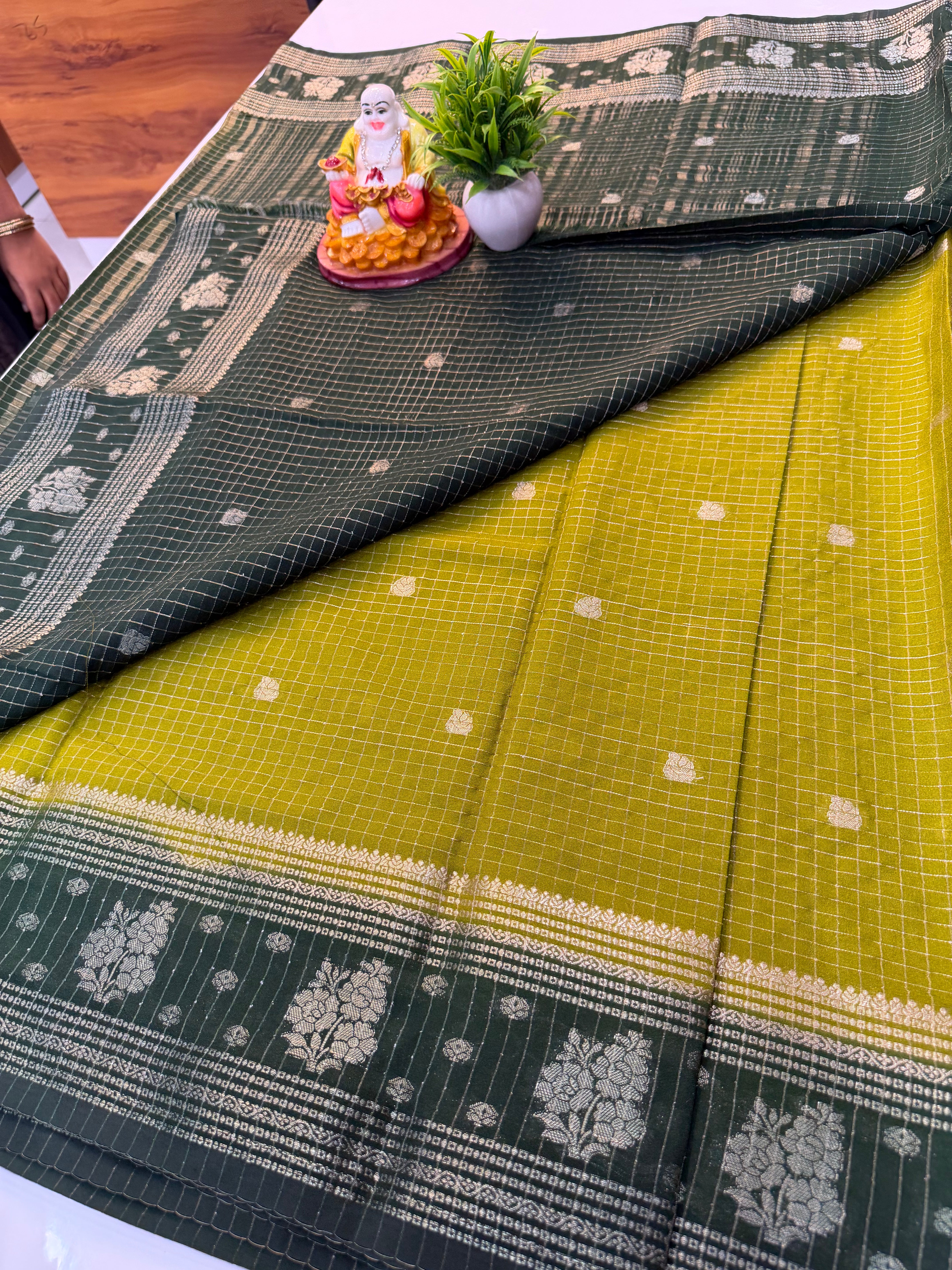 Mysore Crepe Silk Saree with Rich Pallu, Buttas & Checks Pattern – Padmavathi Silks and Sarees