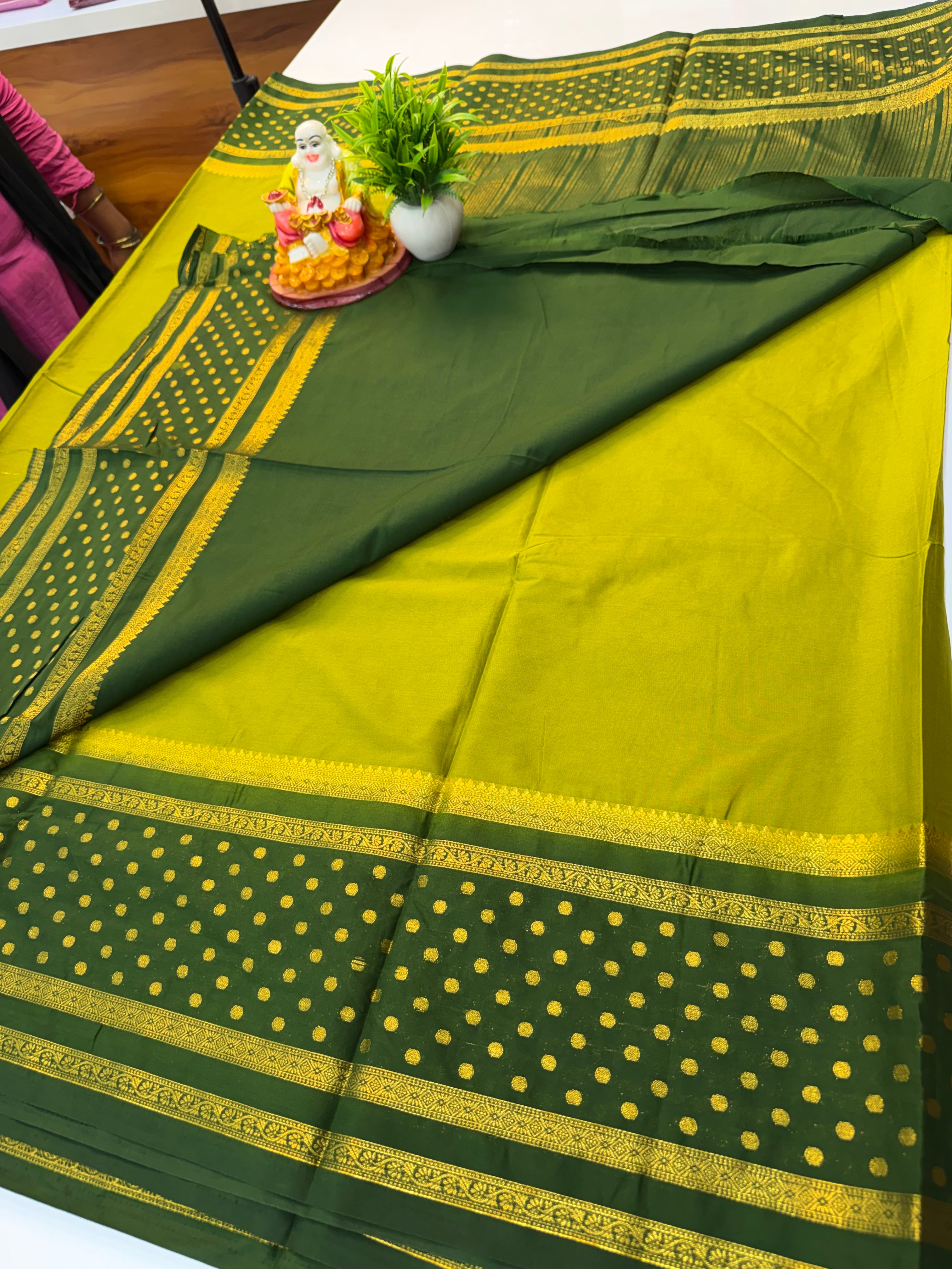 Beautiful Bindhi Border Saree with Rich Pallu – Elegance in Every Drape
