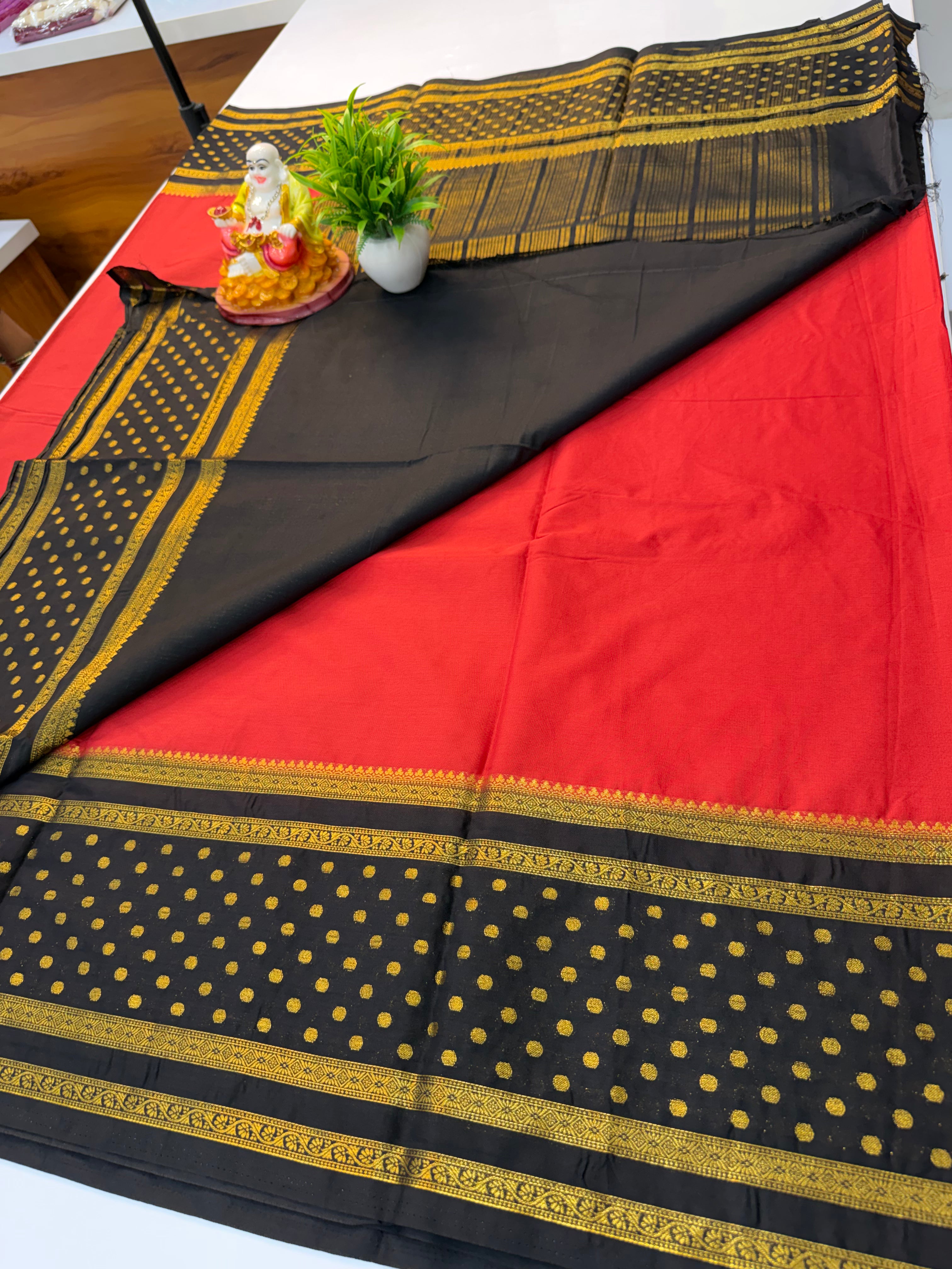 Beautiful Bindhi Border Saree with Rich Pallu – Elegance in Every Drape