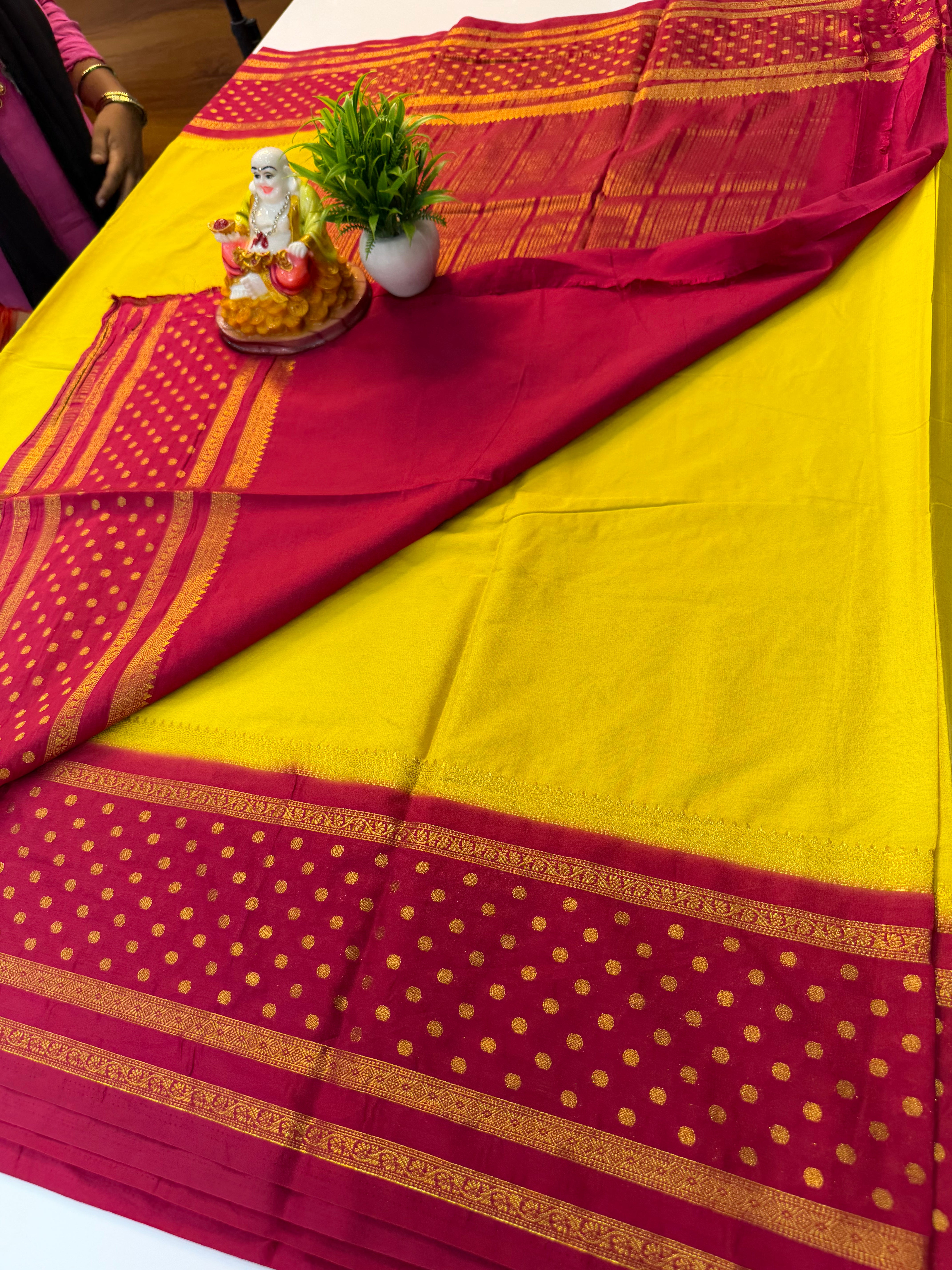 Beautiful Bindhi Border Saree with Rich Pallu – Elegance in Every Drape