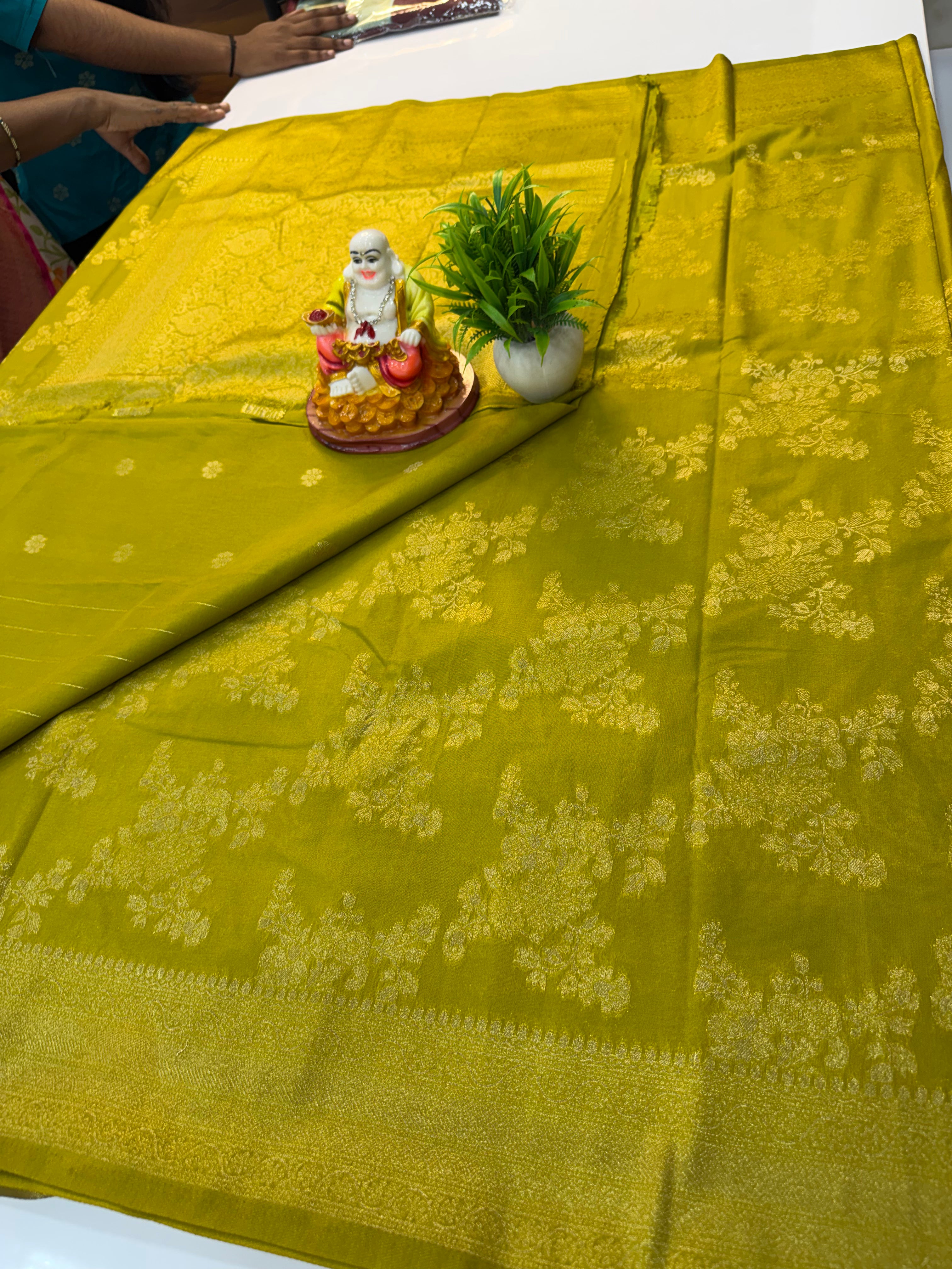 Premium Georgette Saree with Elegant Jaal Pattern & Rich Pallu…