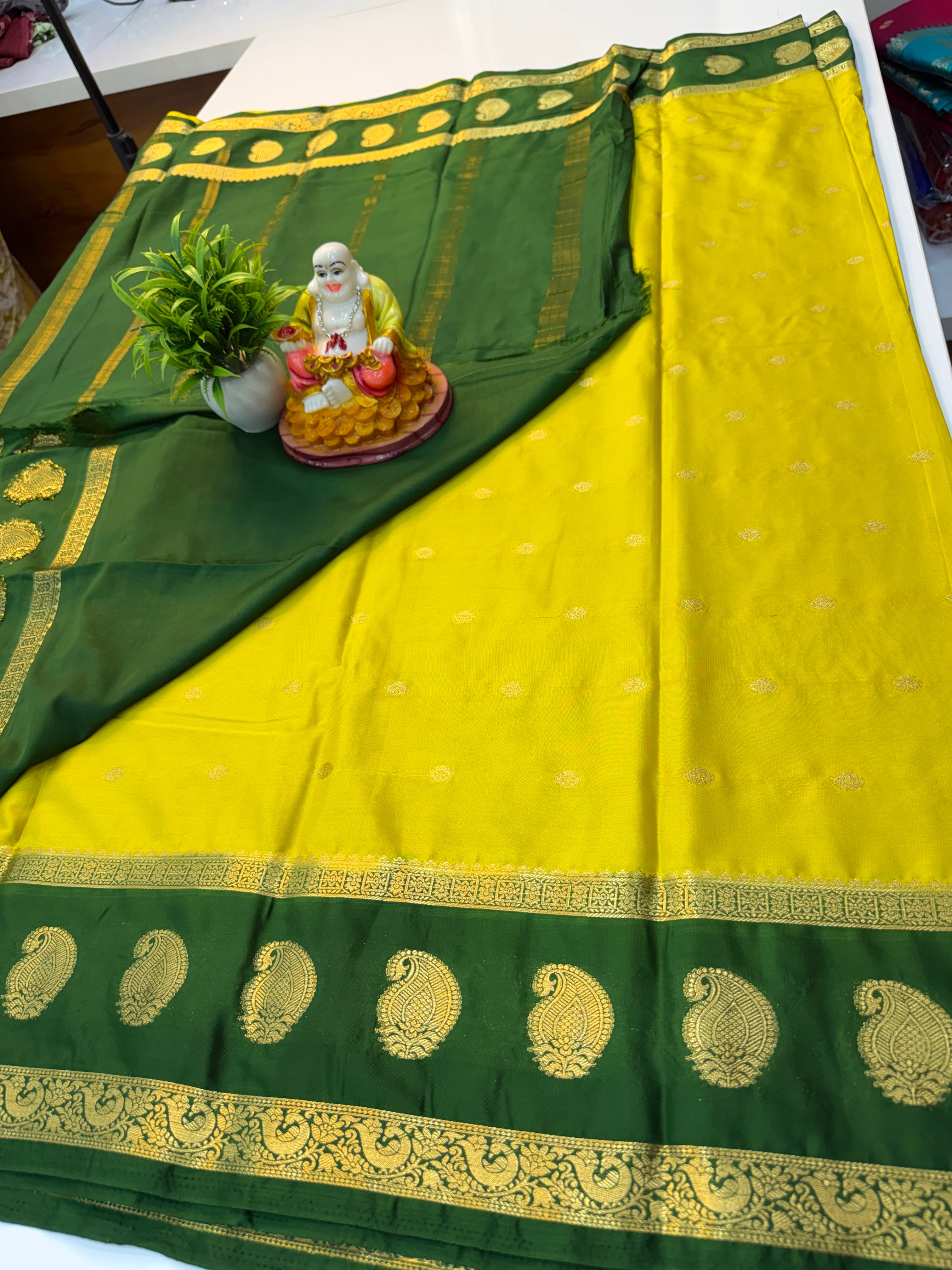 Premium crape silk saree with beuatiful buttas with mango bentex border