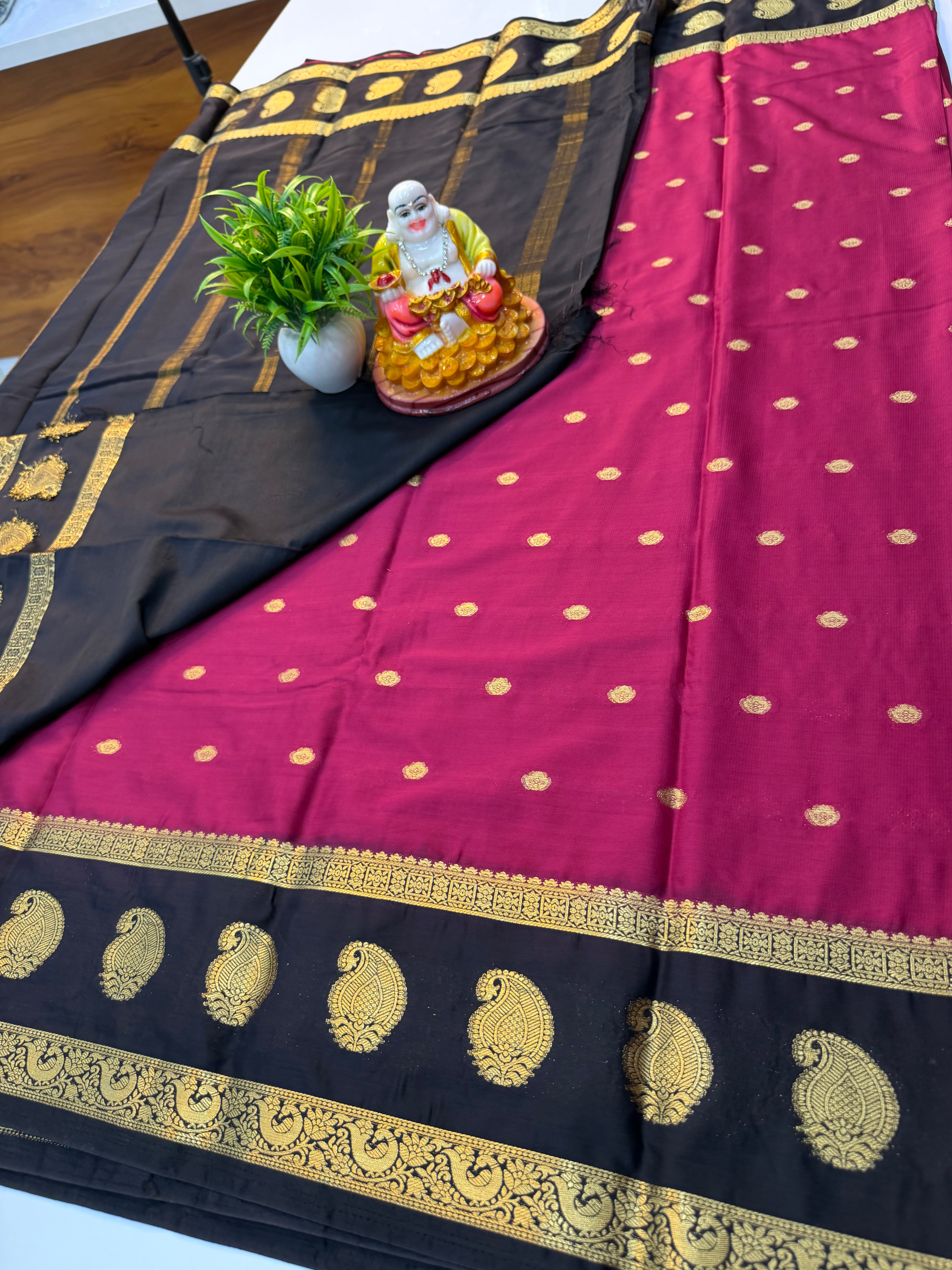 Premium crape silk saree with beuatiful buttas with mango bentex border