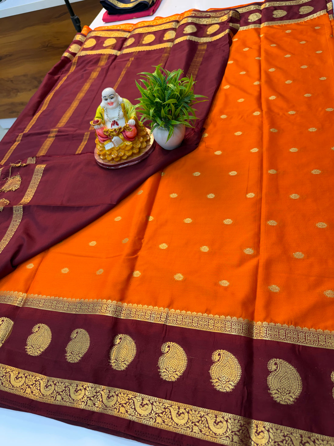 Premium crape silk saree with beuatiful buttas with mango bentex border
