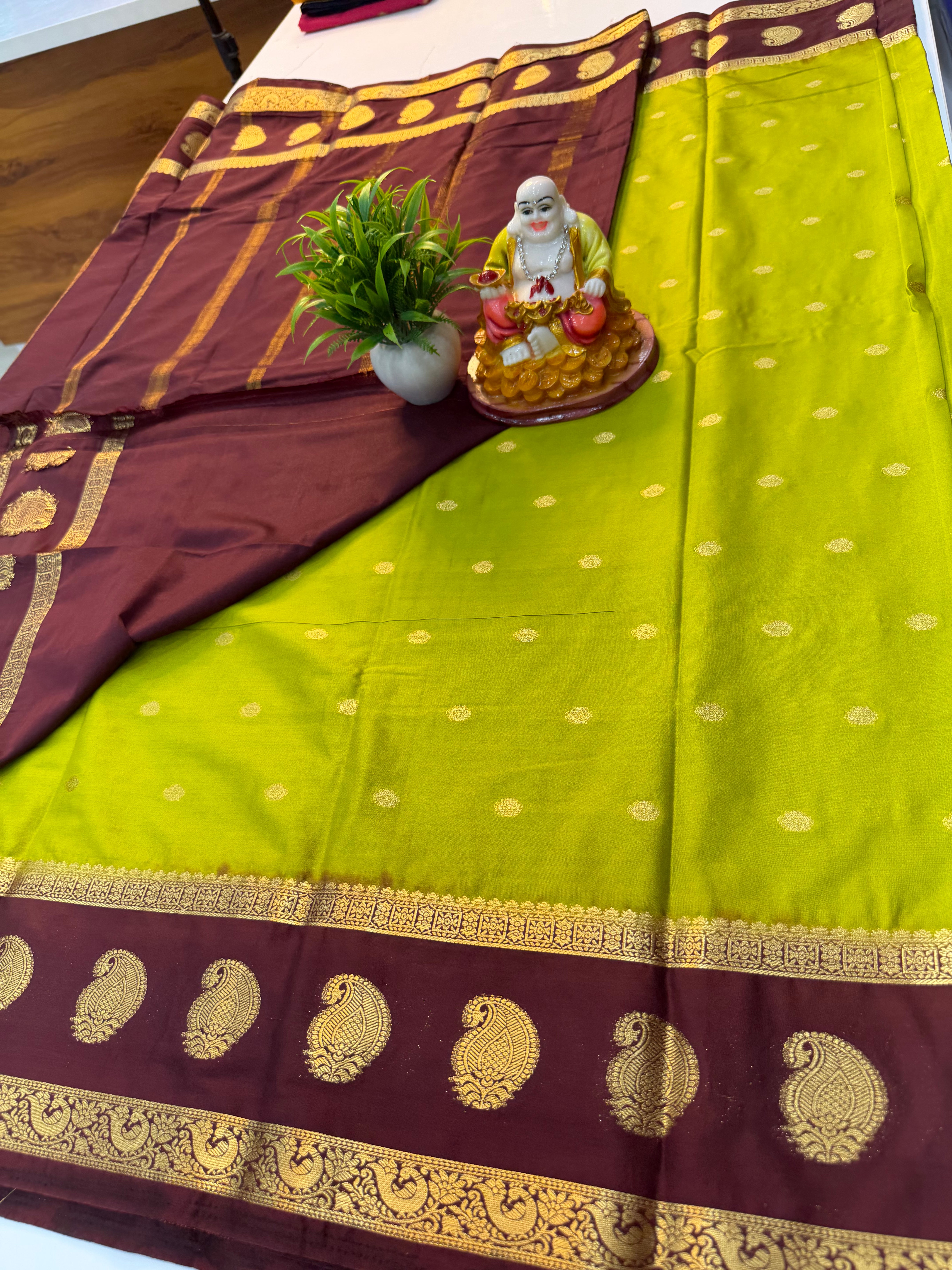 Premium crape silk saree with beuatiful buttas with mango bentex border