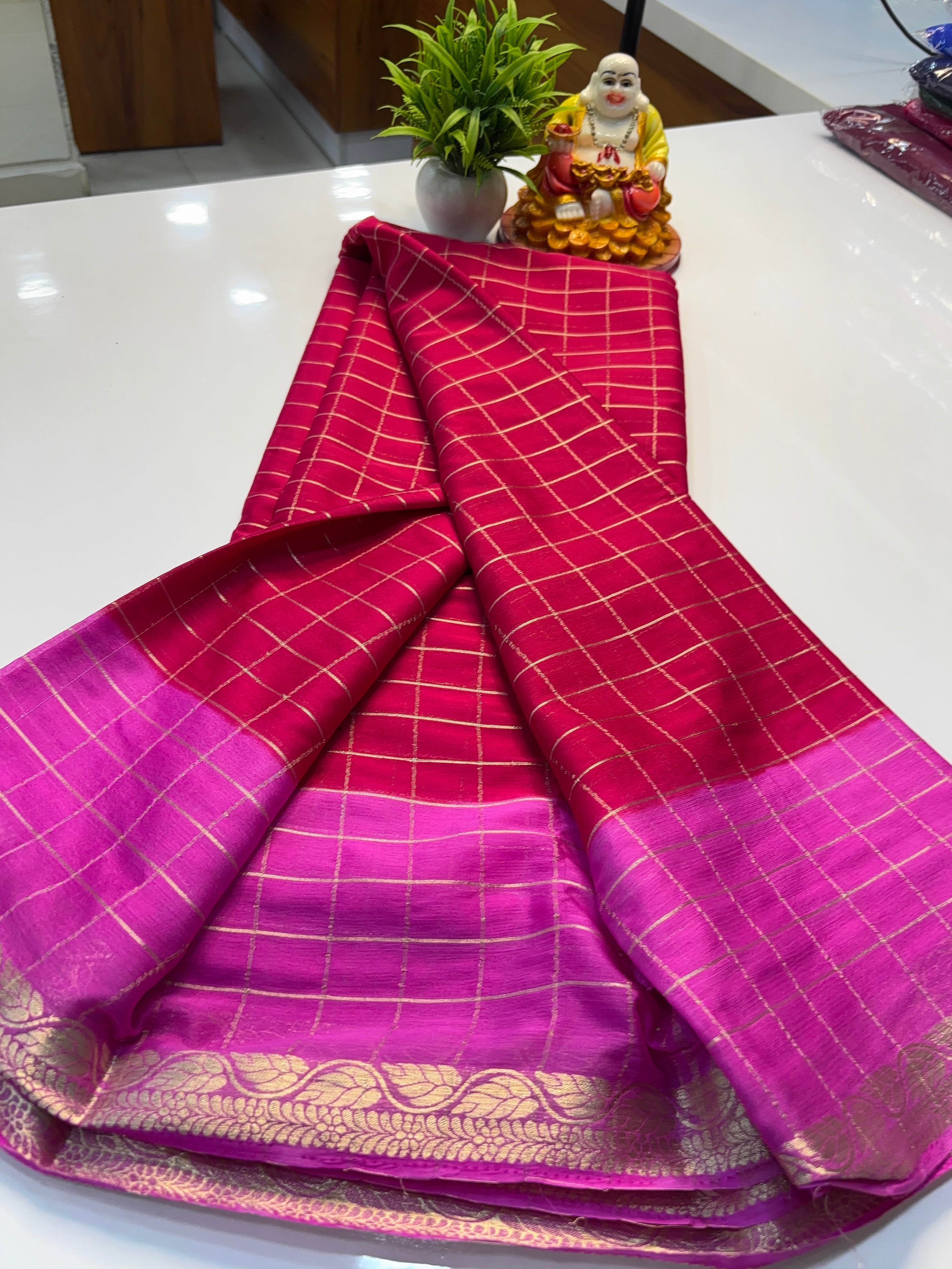 Premium Chiffon Saree with Checks Pattern & Leaf Border