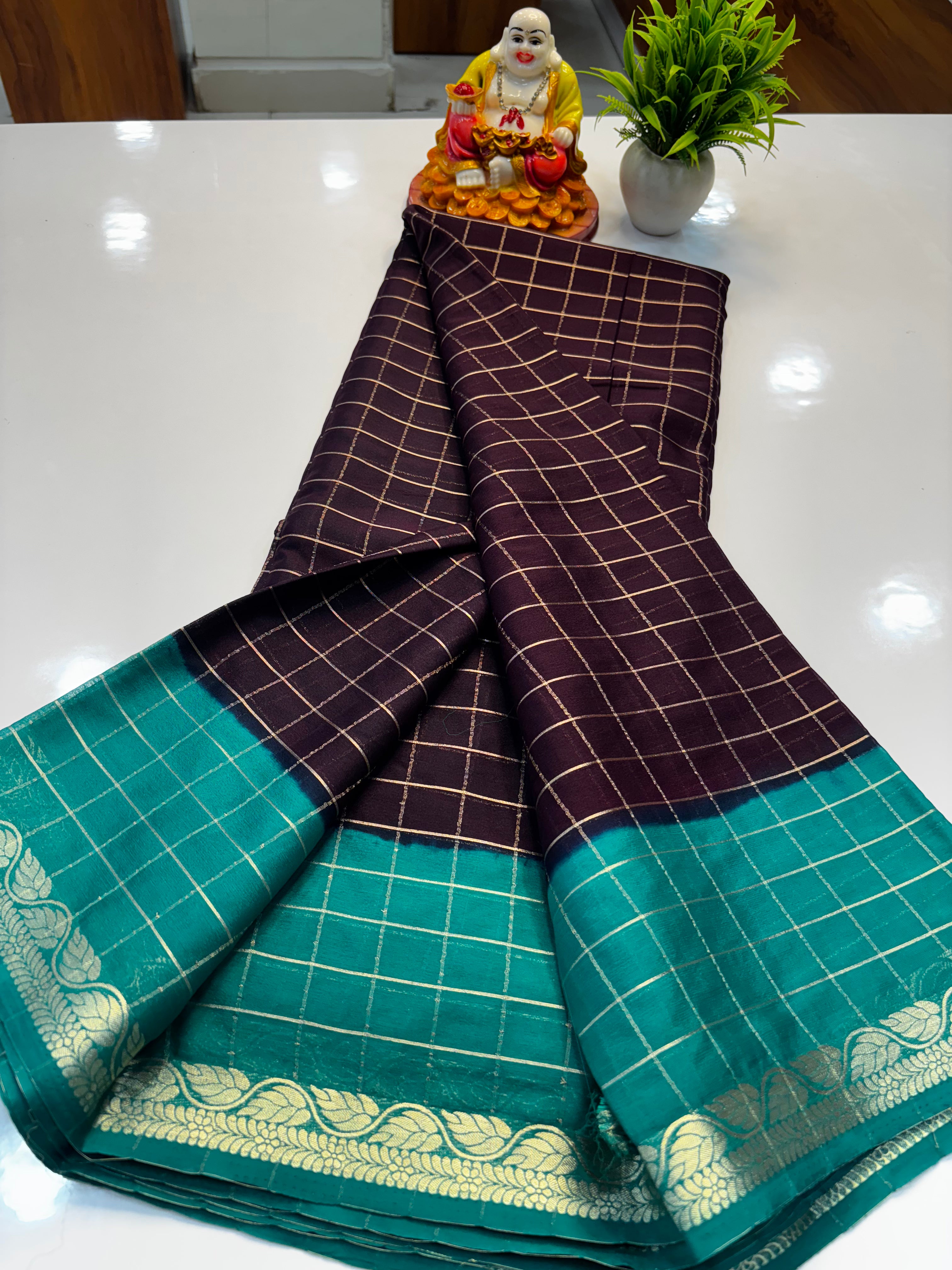 Premium Chiffon Saree with Checks Pattern & Leaf Border