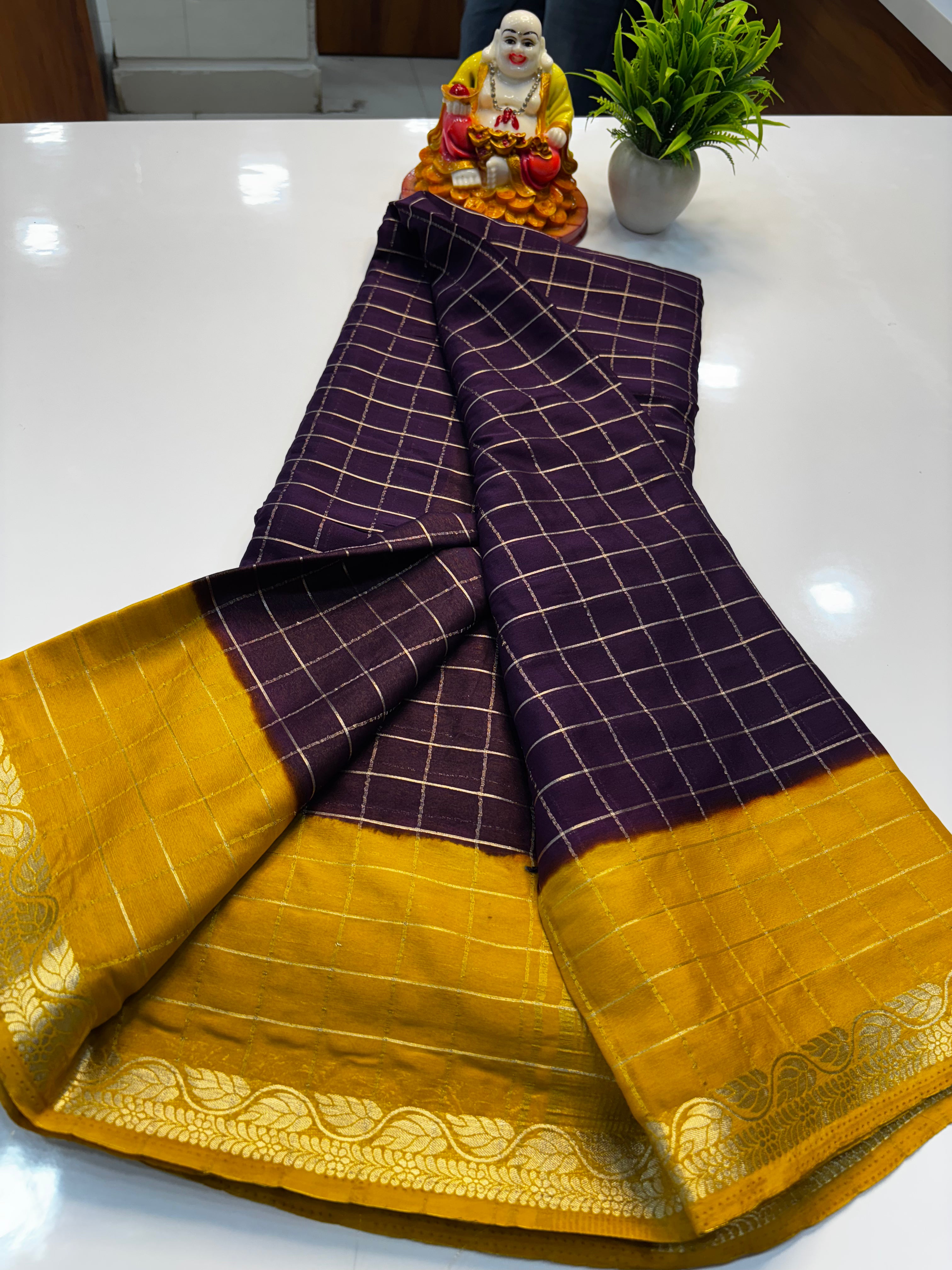 Premium Chiffon Saree with Checks Pattern & Leaf Border