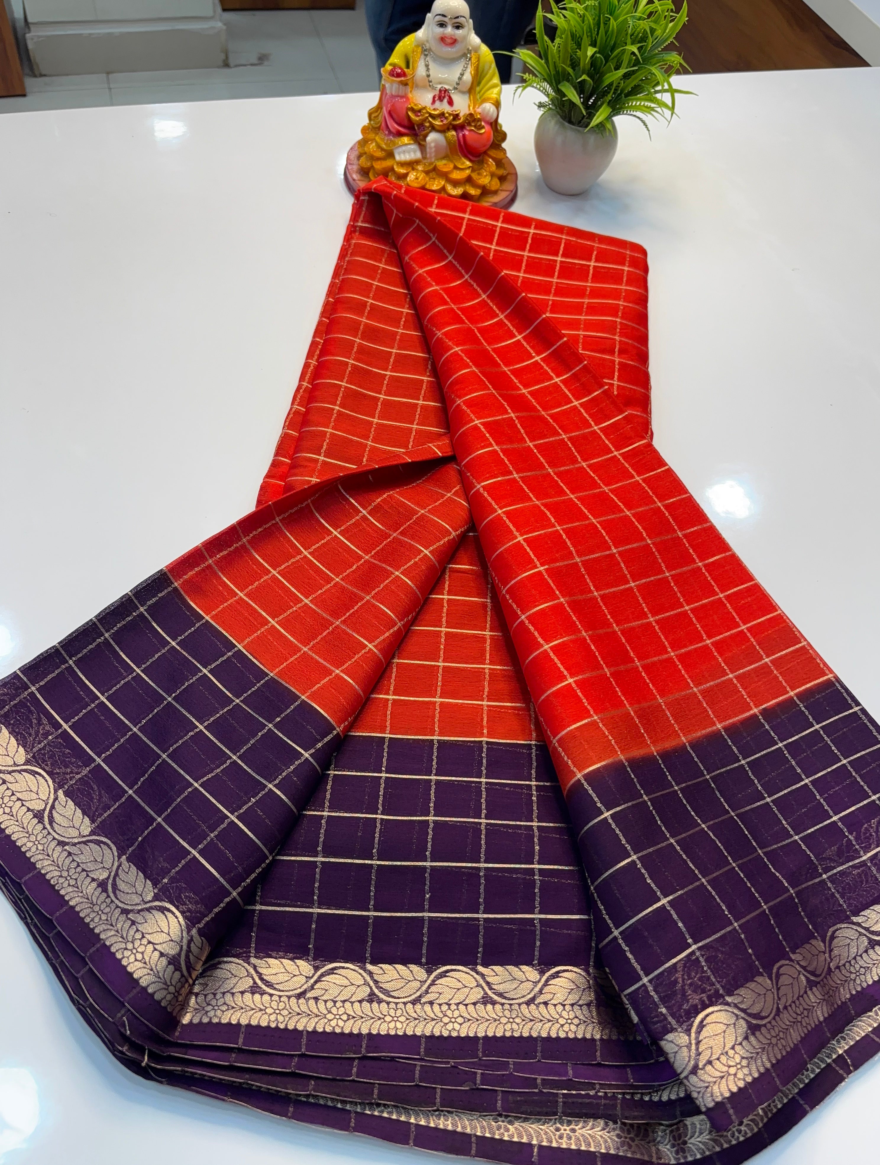 Premium Chiffon Saree with Checks Pattern & Leaf Border