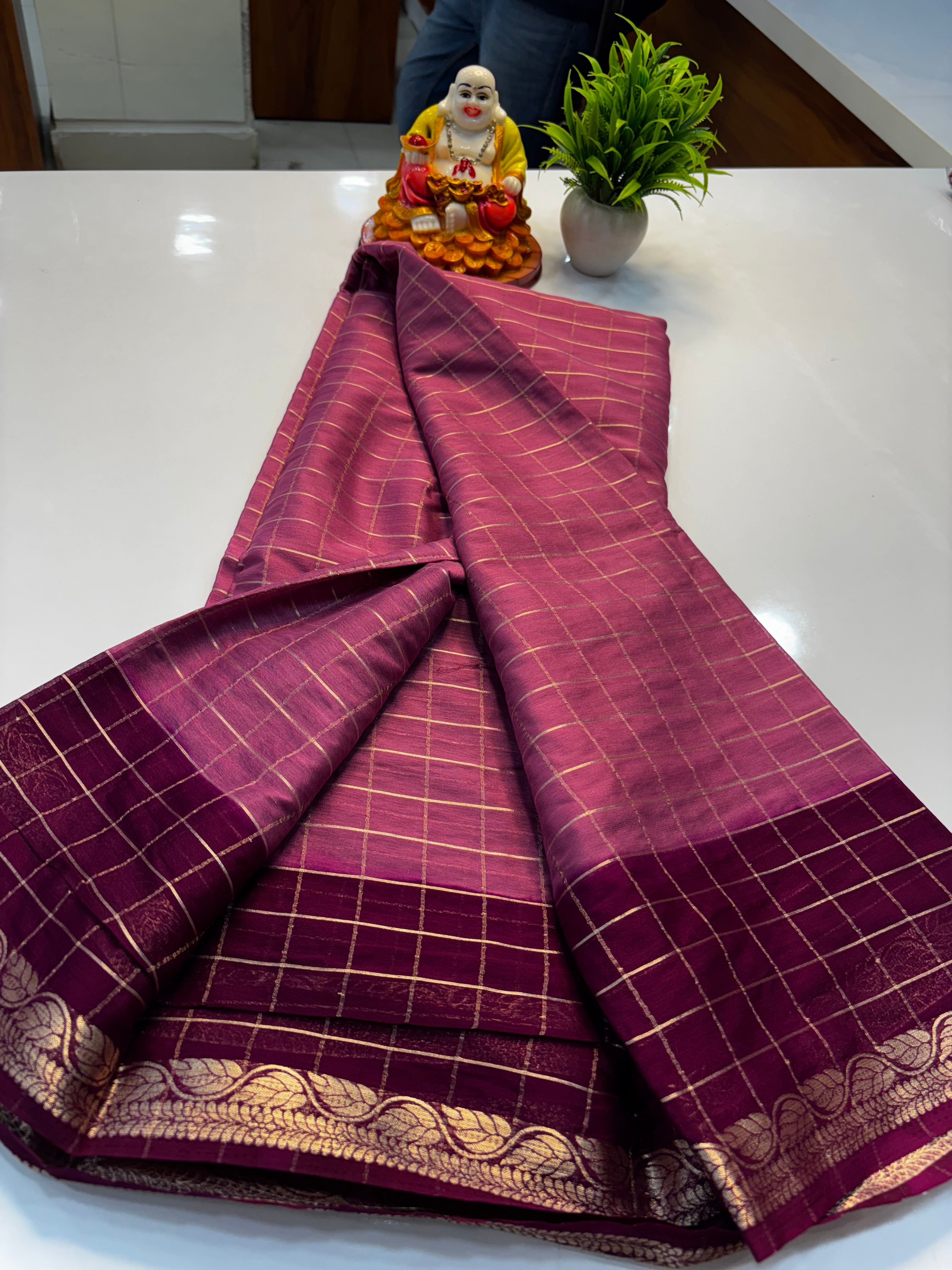 Premium Chiffon Saree with Checks Pattern & Leaf Border