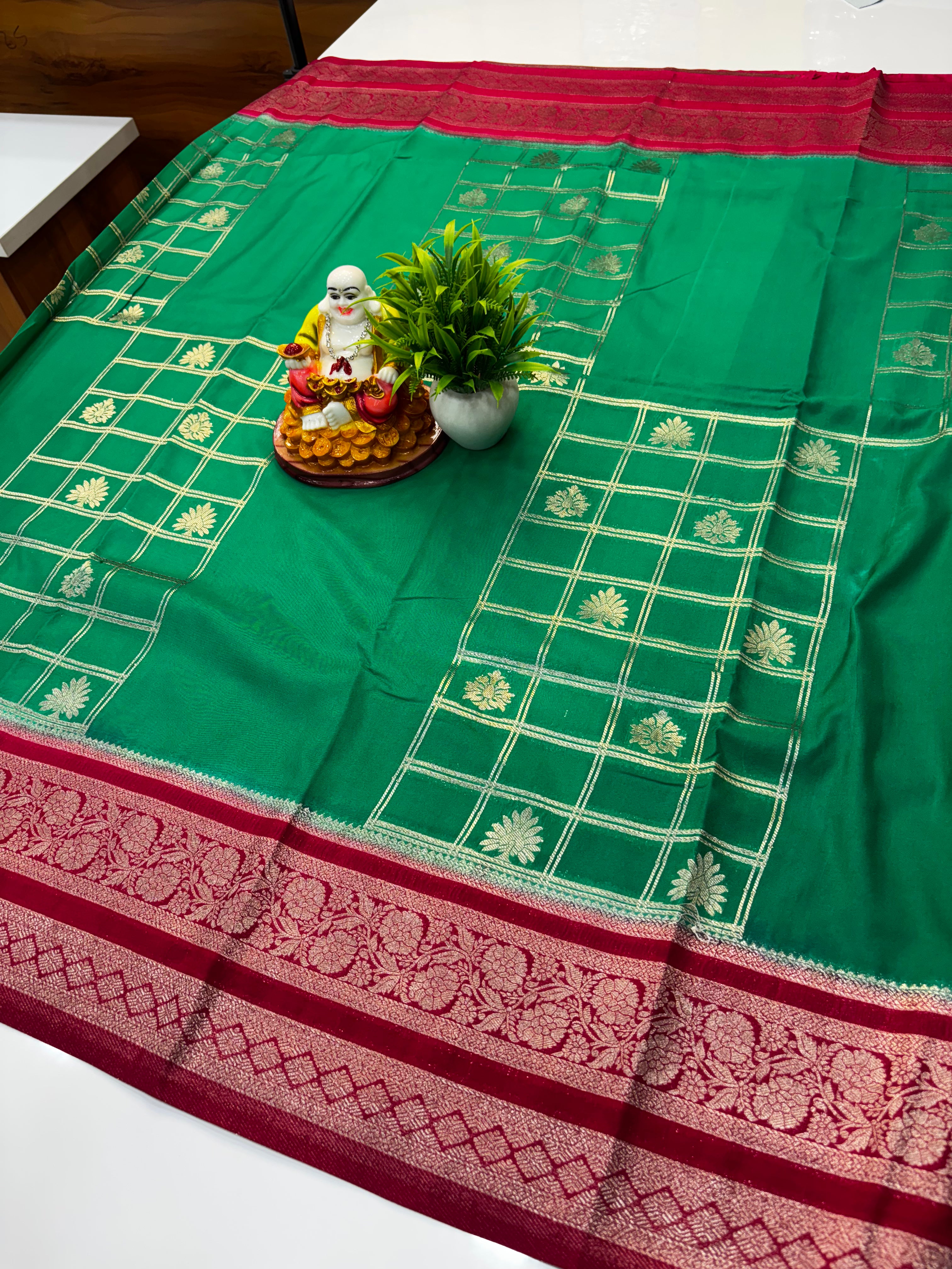Premium Georgette Saree with Checks Pattern & Rich Pallu