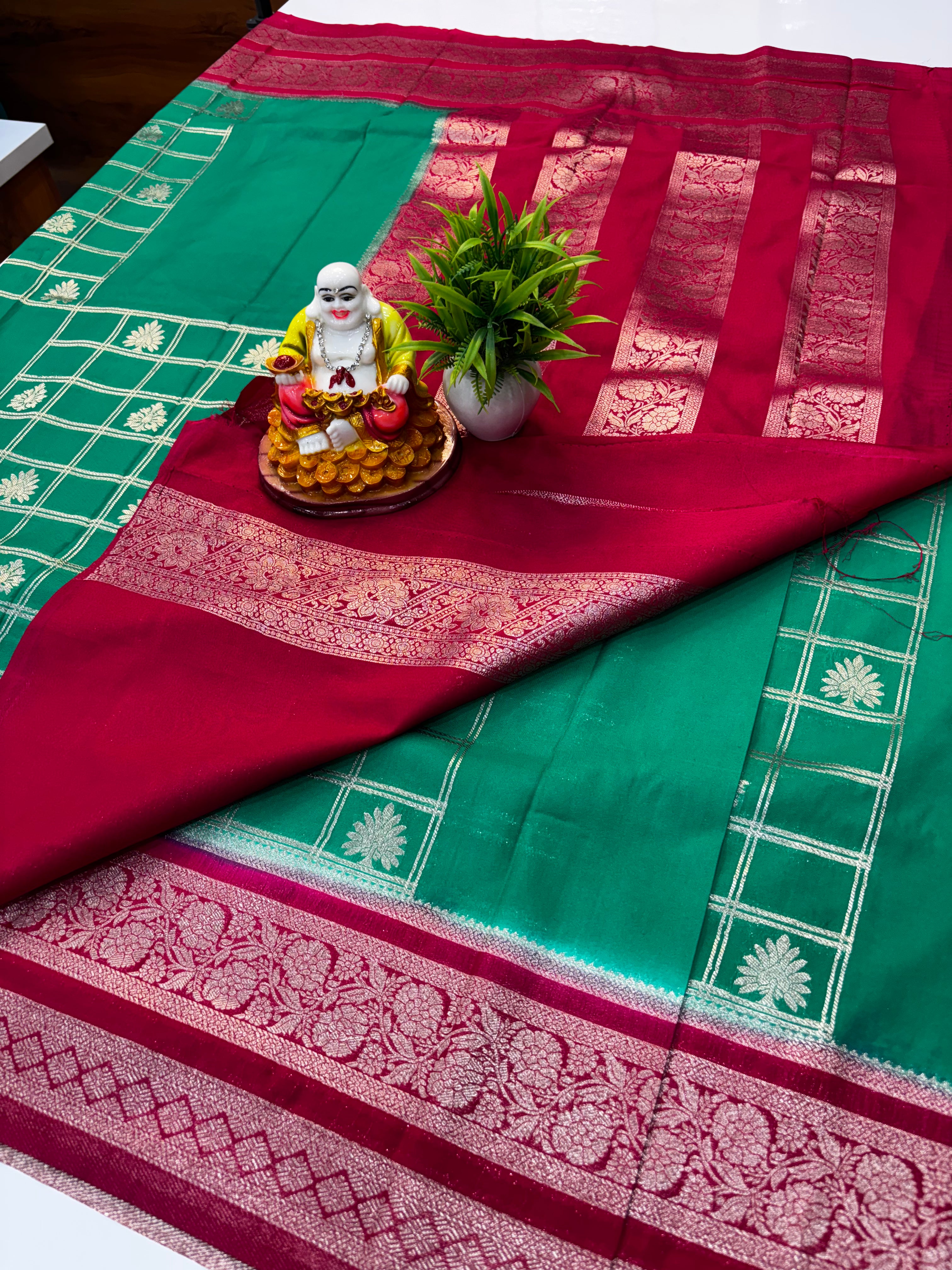 Premium Georgette Saree with Checks Pattern & Rich Pallu