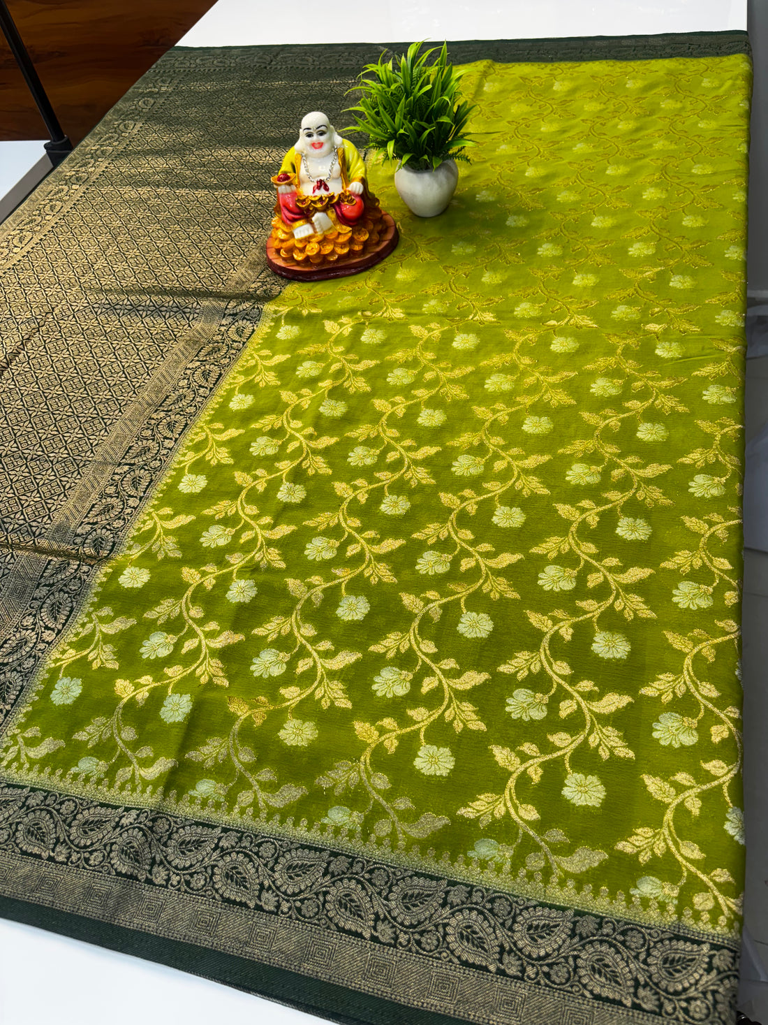 Premium Wrinkle Crepe Silk Saree with Jaal Pattern & Rich Pallu
