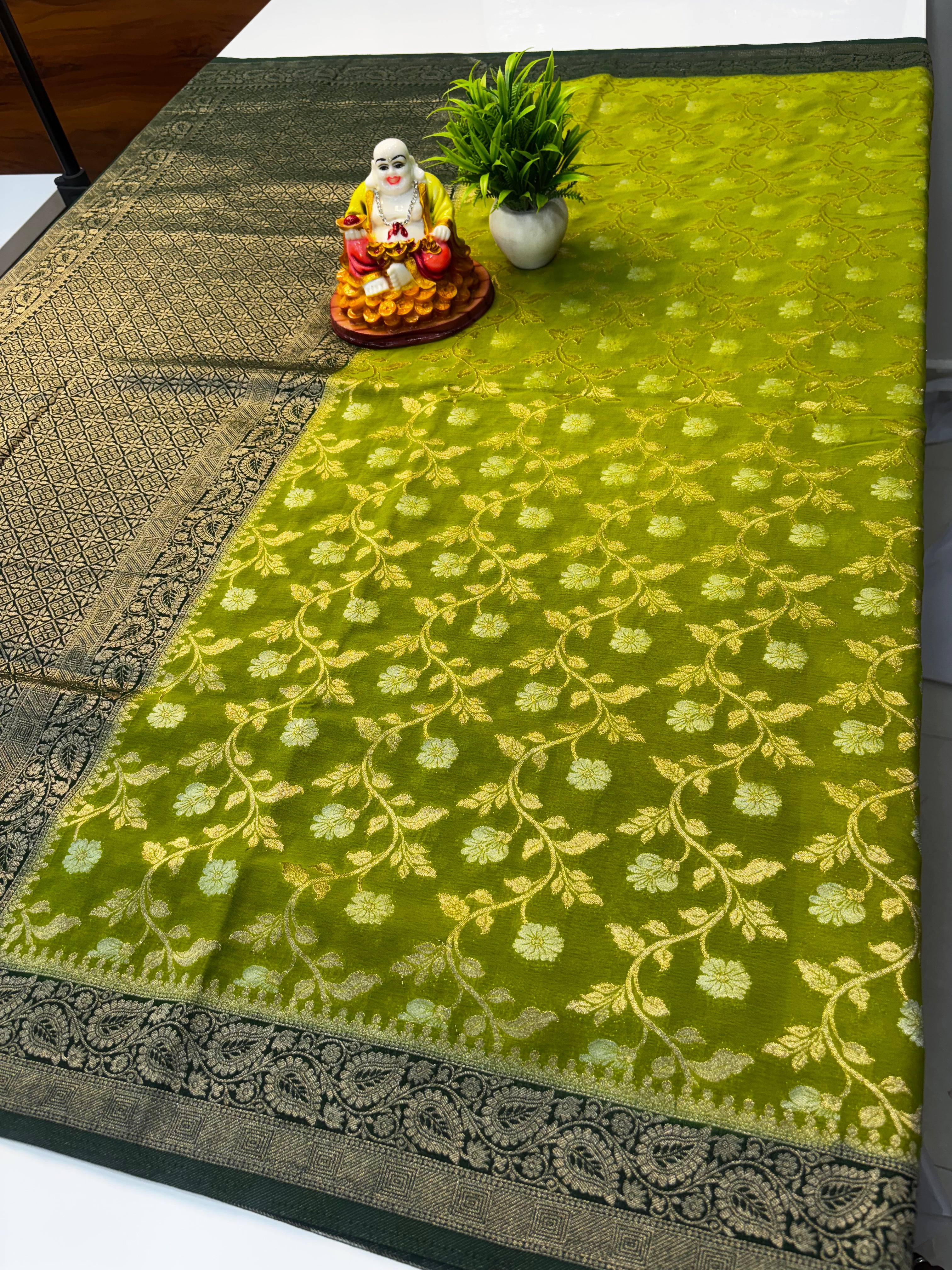 Premium Wrinkle Crepe Silk Saree with Jaal Pattern & Rich Pallu