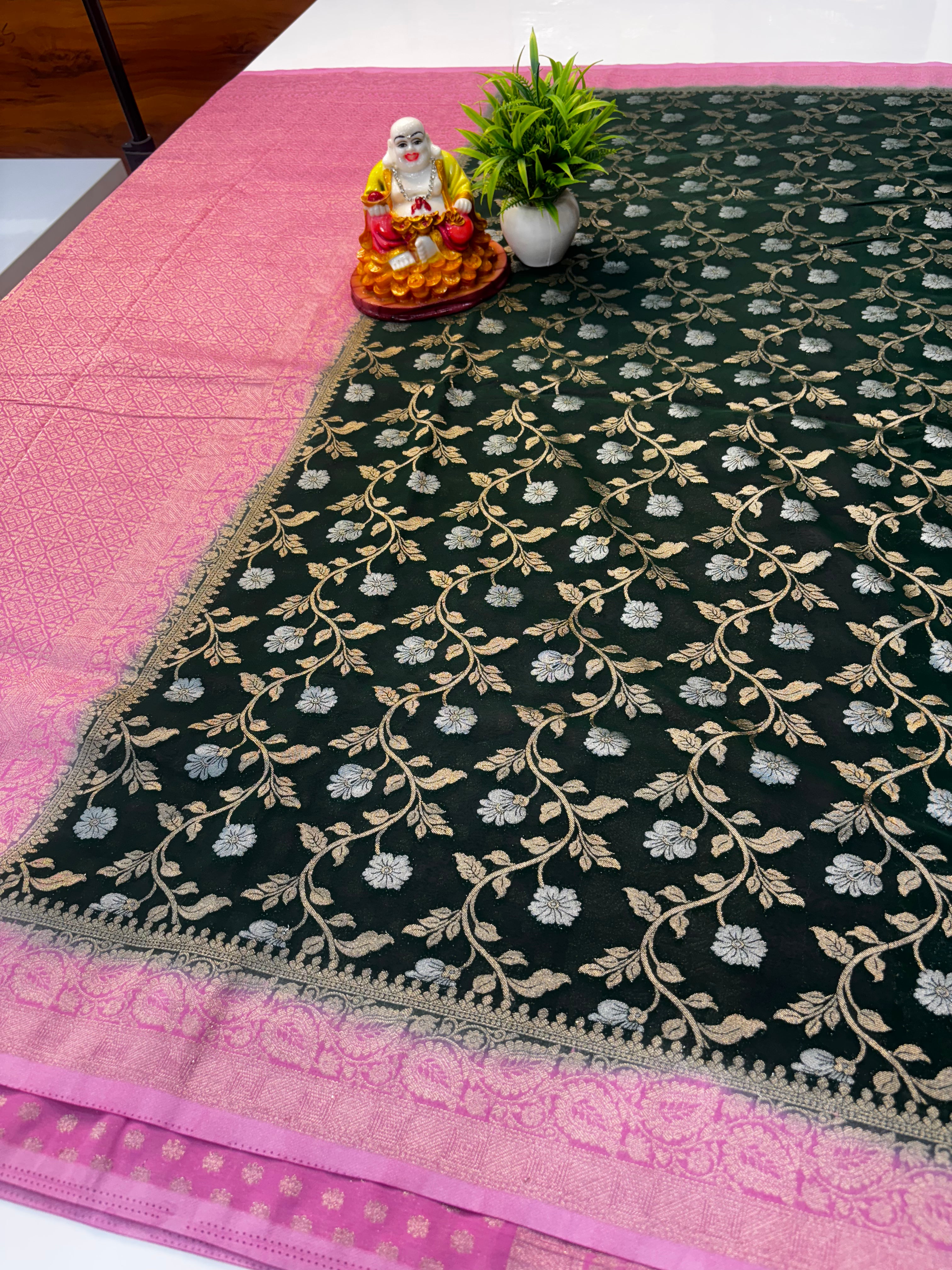 Premium Wrinkle Crepe Silk Saree with Jaal Pattern & Rich Pallu