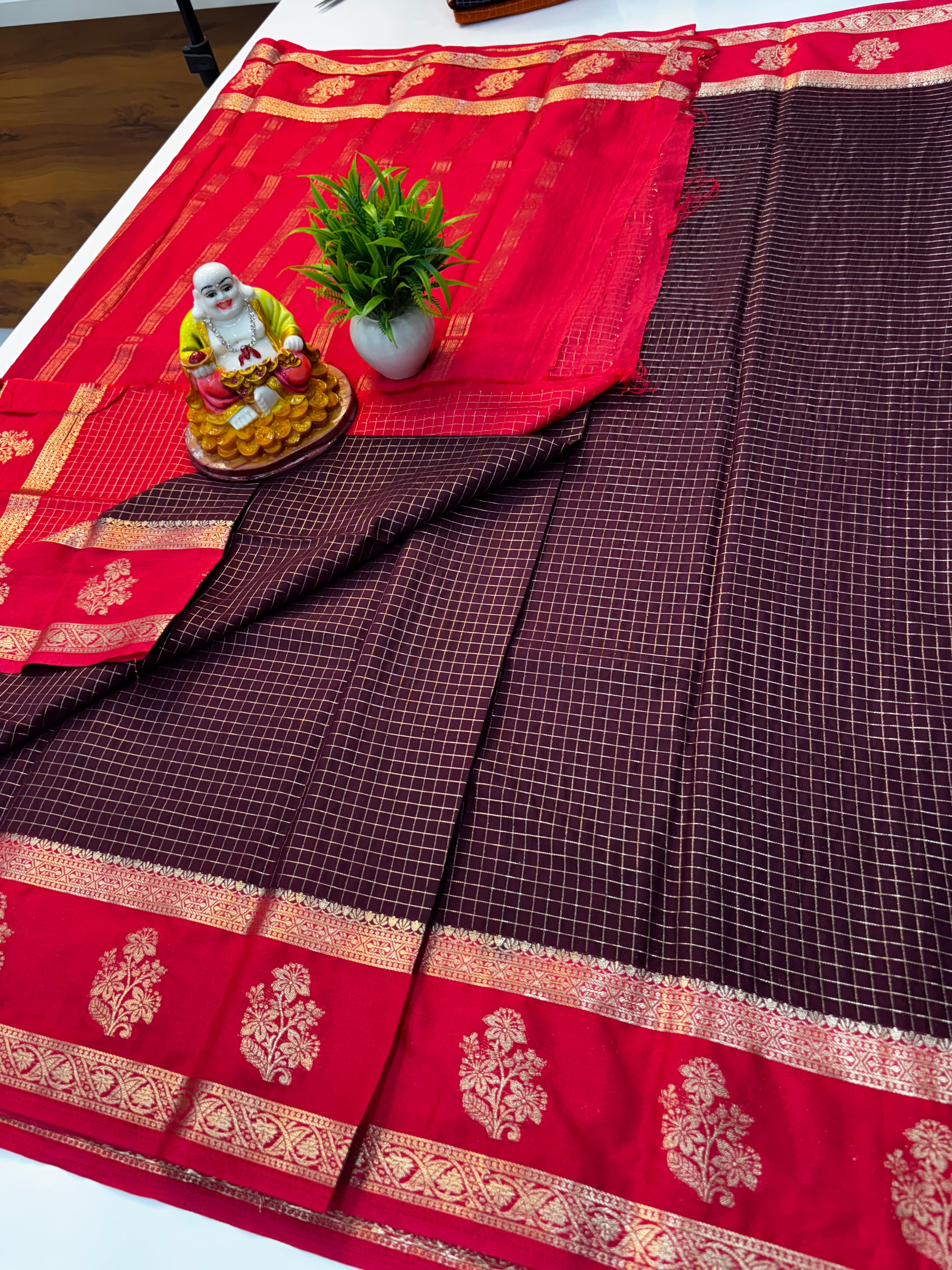 Mysore Crepe Silk Saree with Checks Pattern & Contrast Pallu