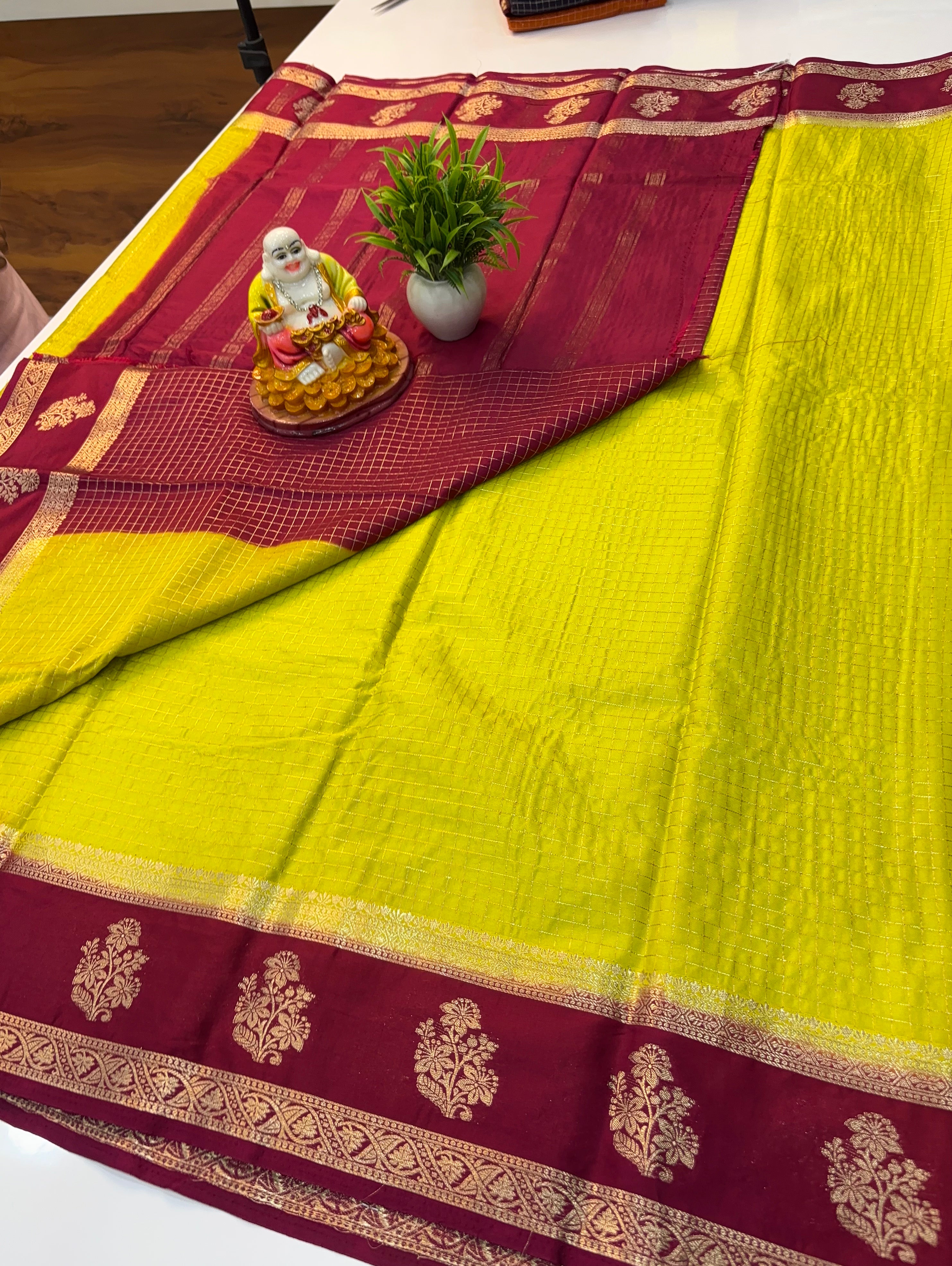 Mysore Crepe Silk Saree with Checks Pattern & Contrast Pallu