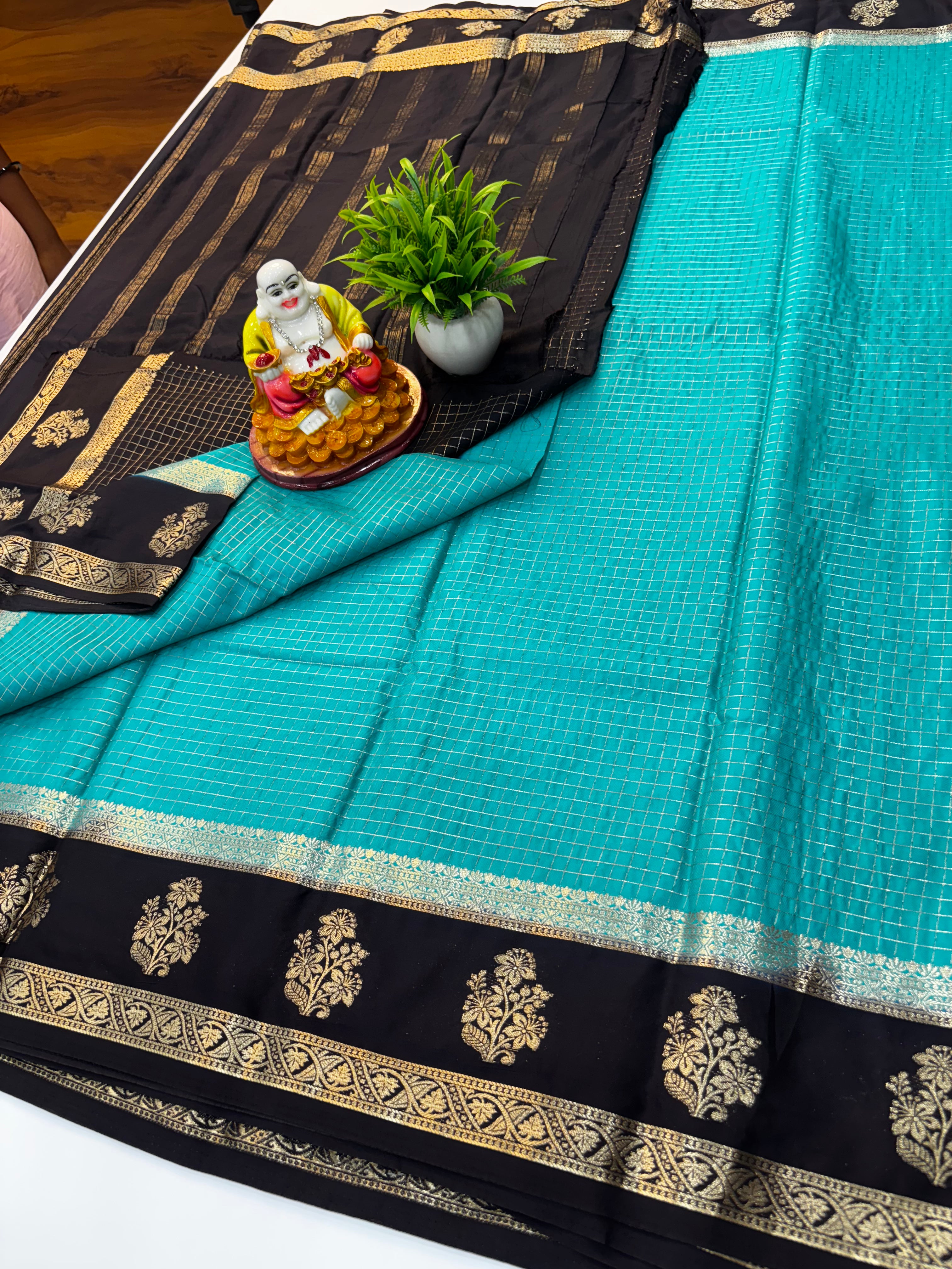 Mysore Crepe Silk Saree with Checks Pattern & Contrast Pallu