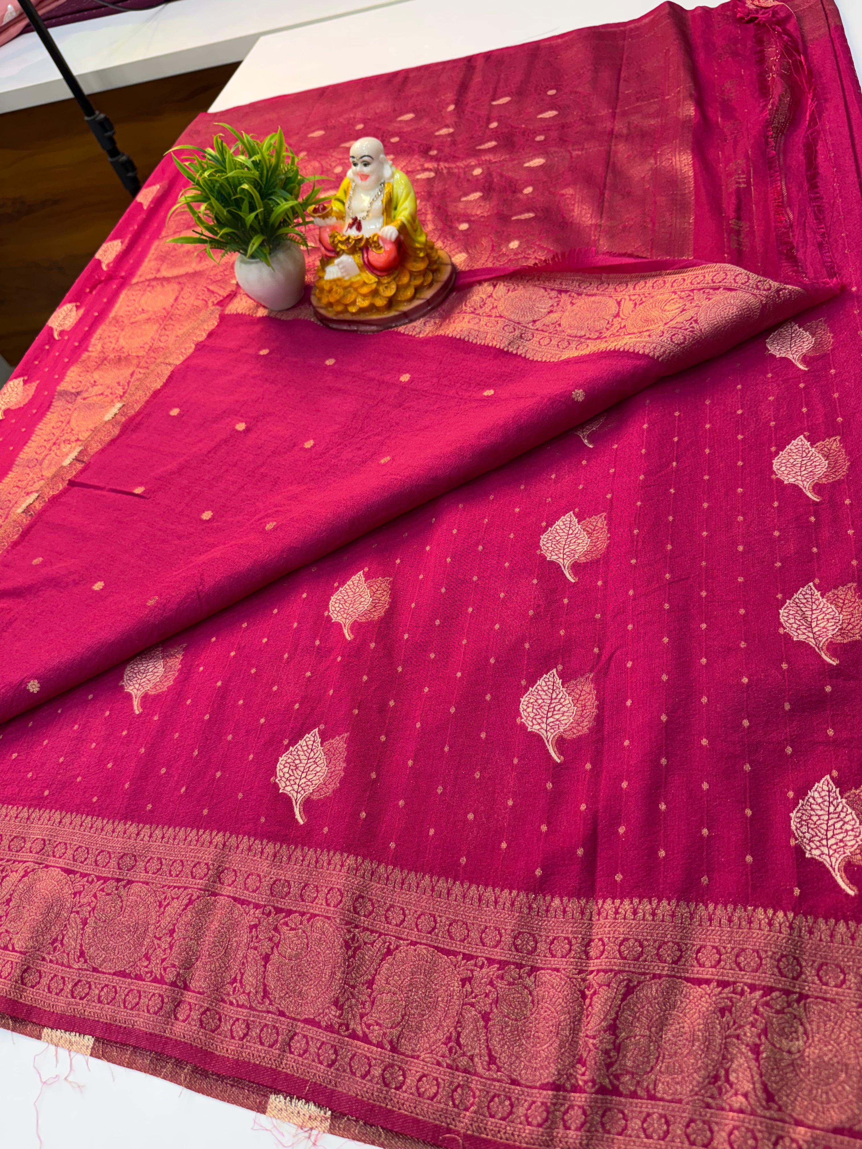 Premium Georgette Saree with Leaf Pattern Buttas & Rich Pallu..