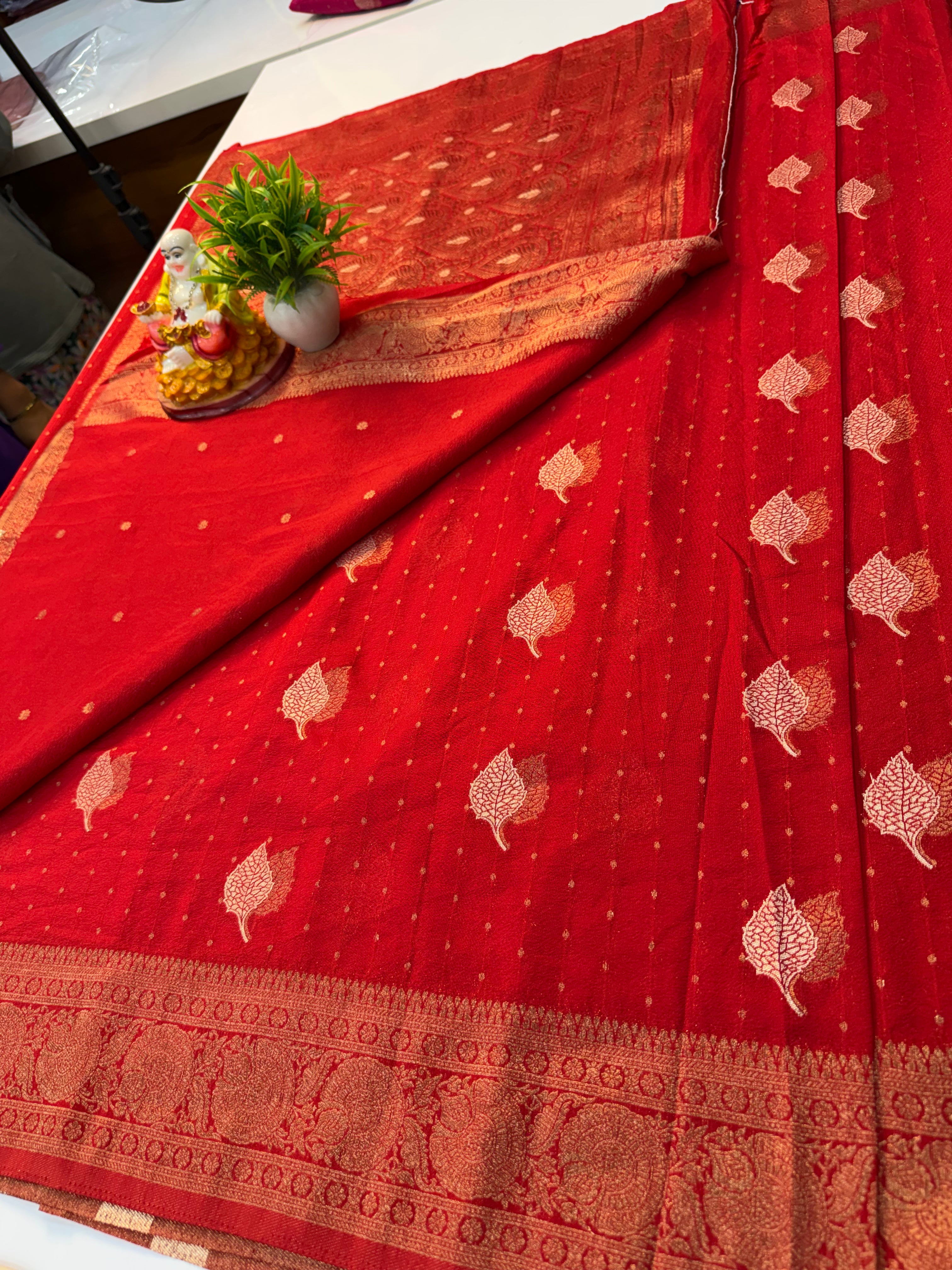 Premium Georgette Saree with Leaf Pattern Buttas & Rich Pallu..