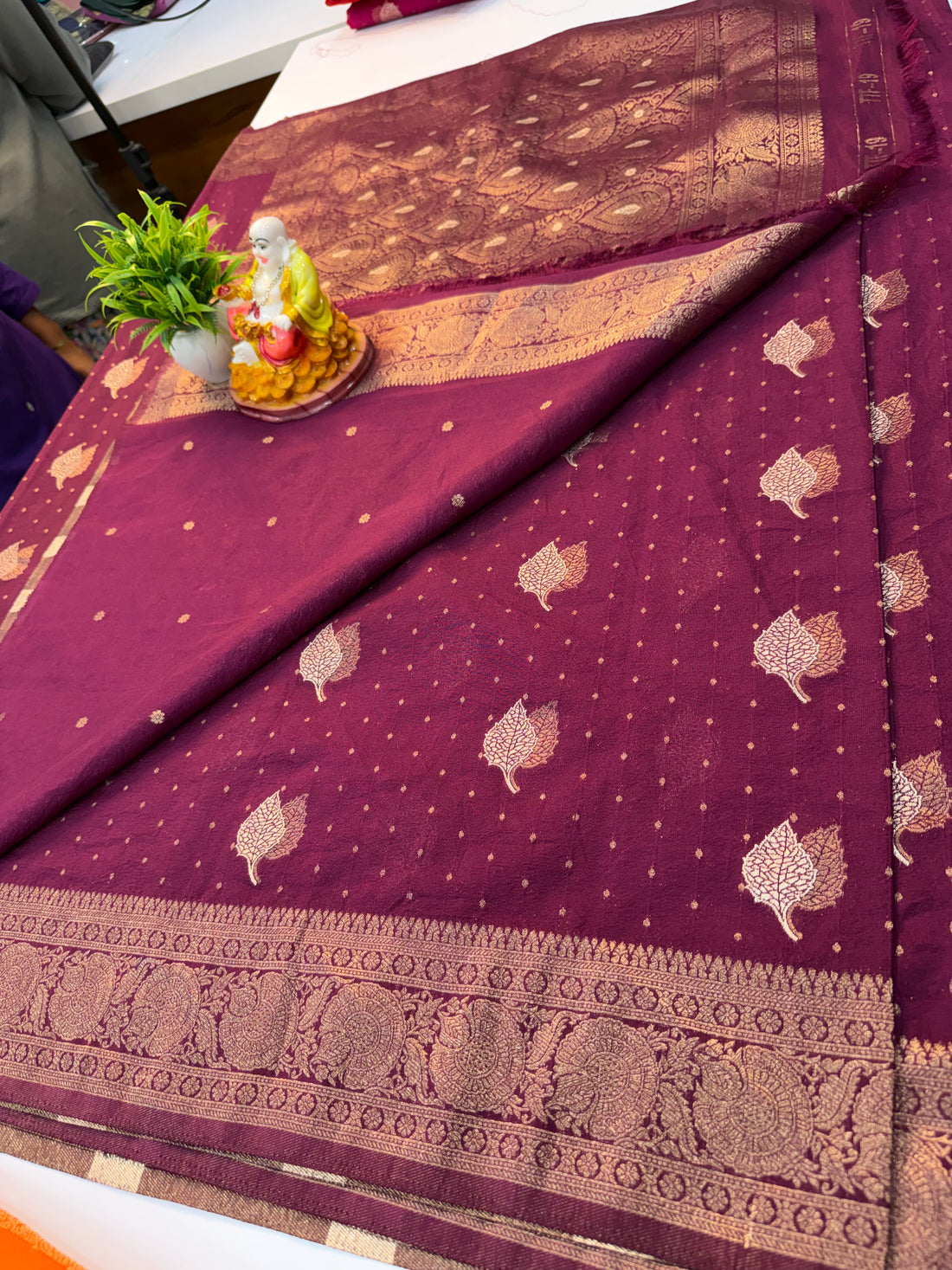 Premium Georgette Saree with Leaf Pattern Buttas & Rich Pallu..