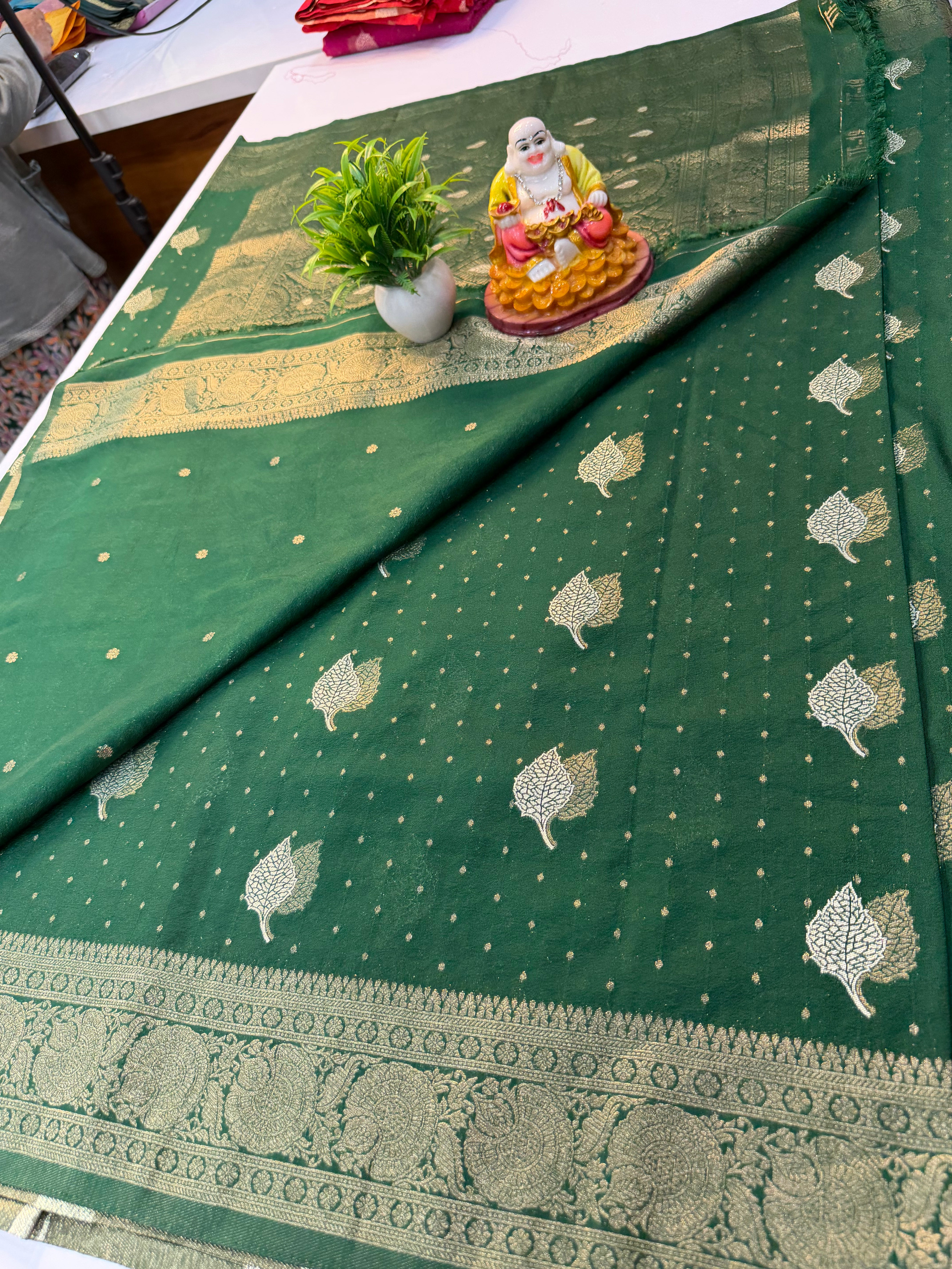 Premium Georgette Saree with Leaf Pattern Buttas & Rich Pallu..