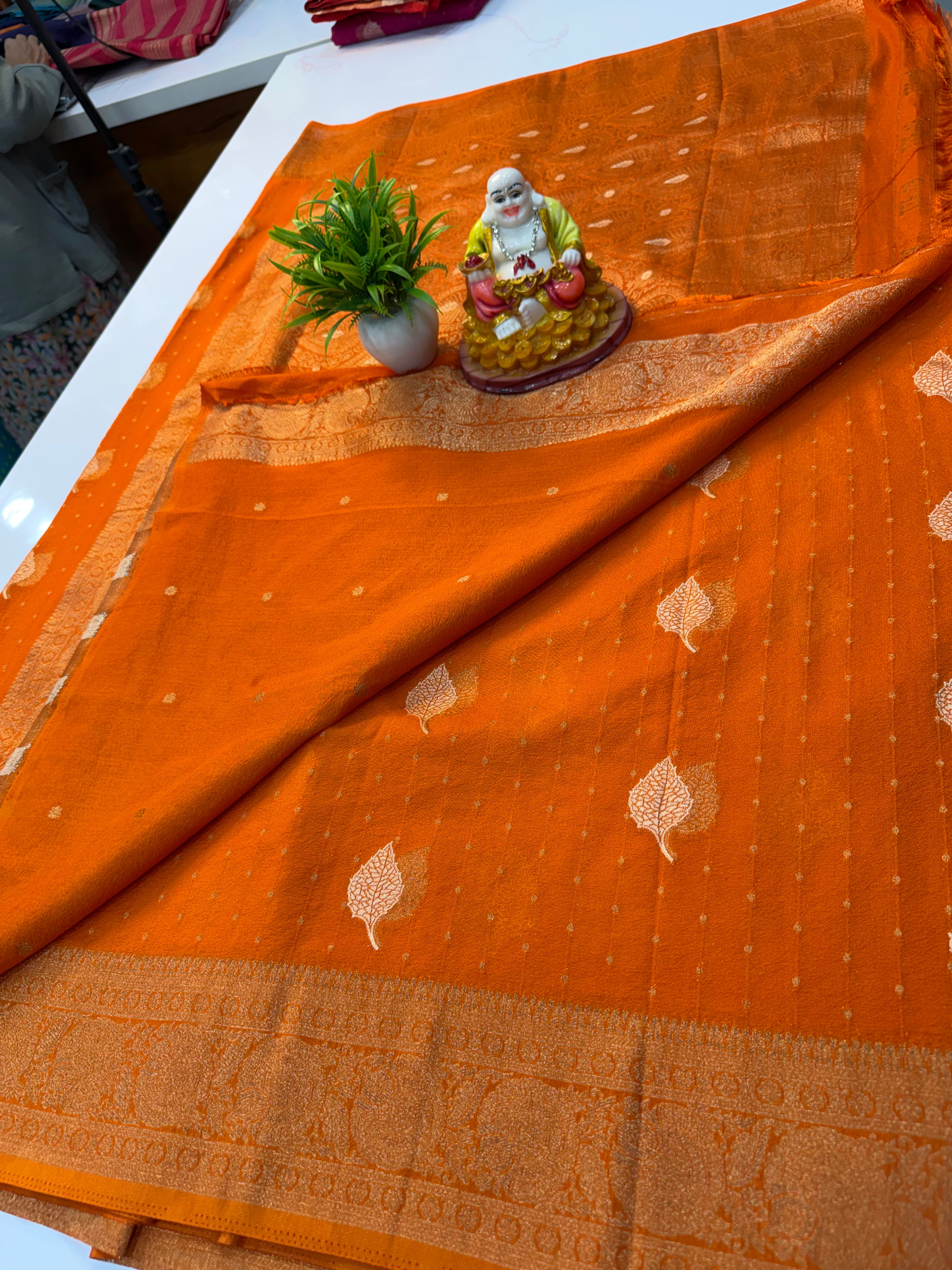 Premium Georgette Saree with Leaf Pattern Buttas & Rich Pallu..