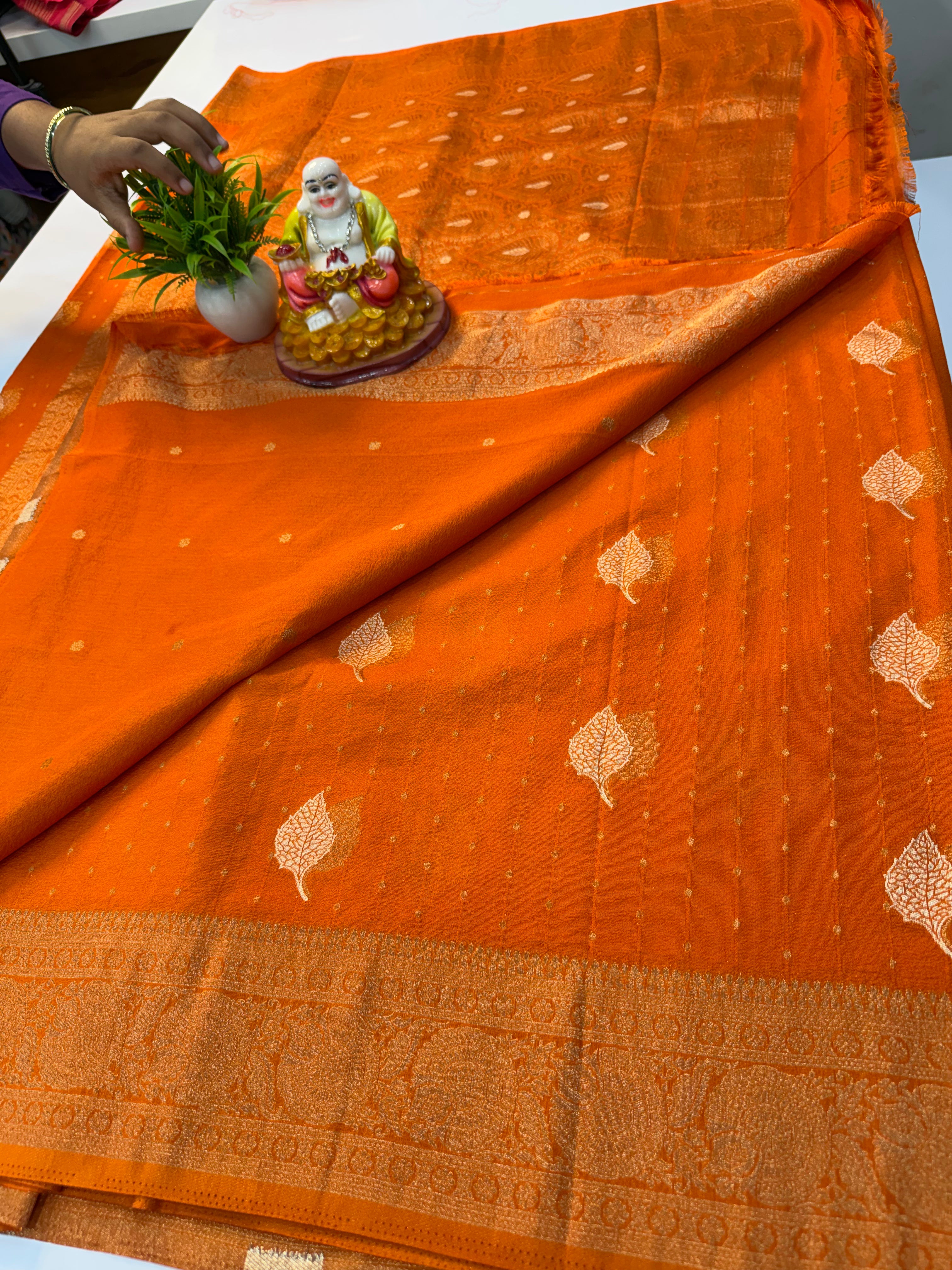 Premium Georgette Saree with Leaf Pattern Buttas & Rich Pallu..