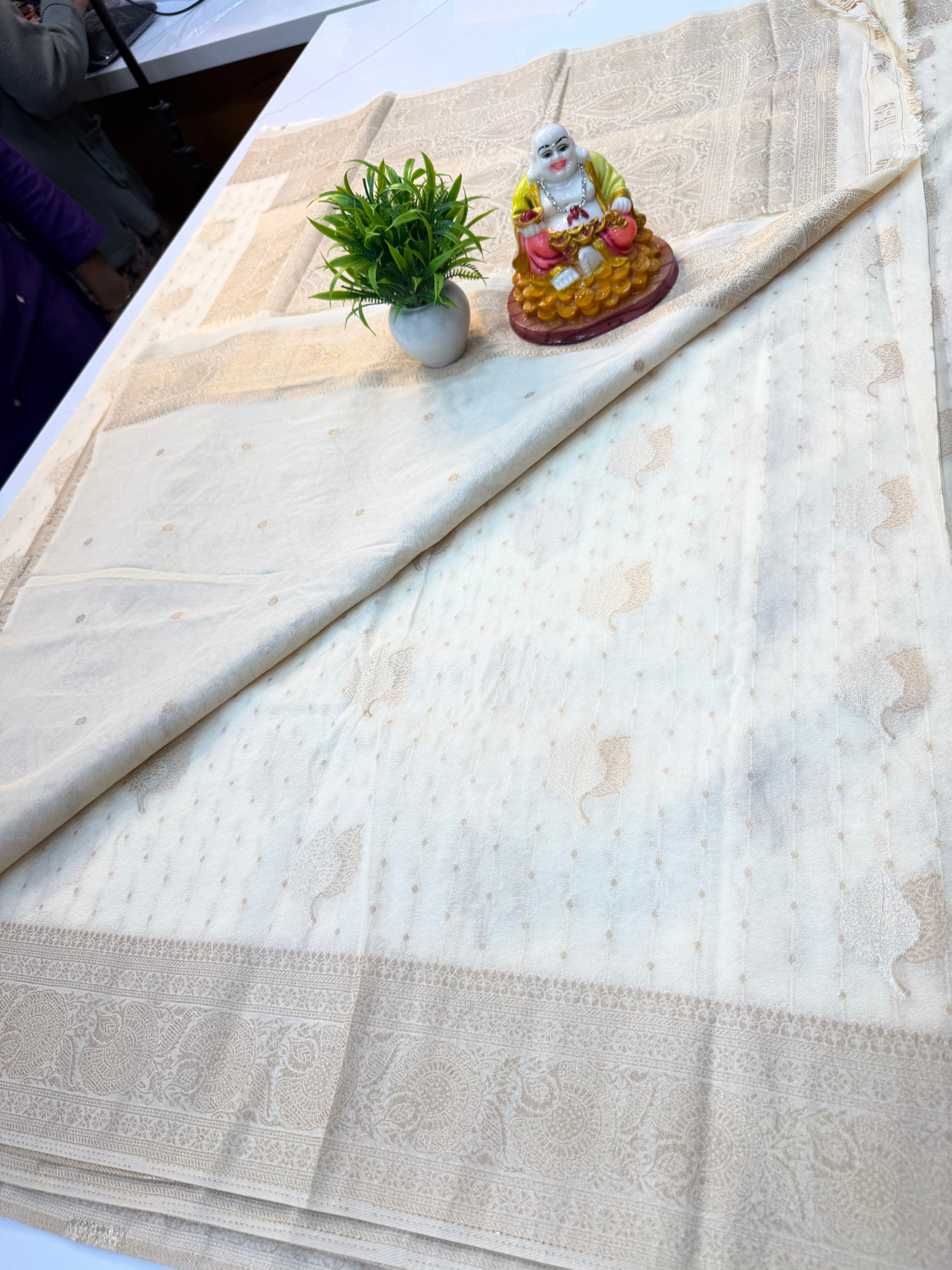 Premium Georgette Saree with Leaf Pattern Buttas & Rich Pallu..