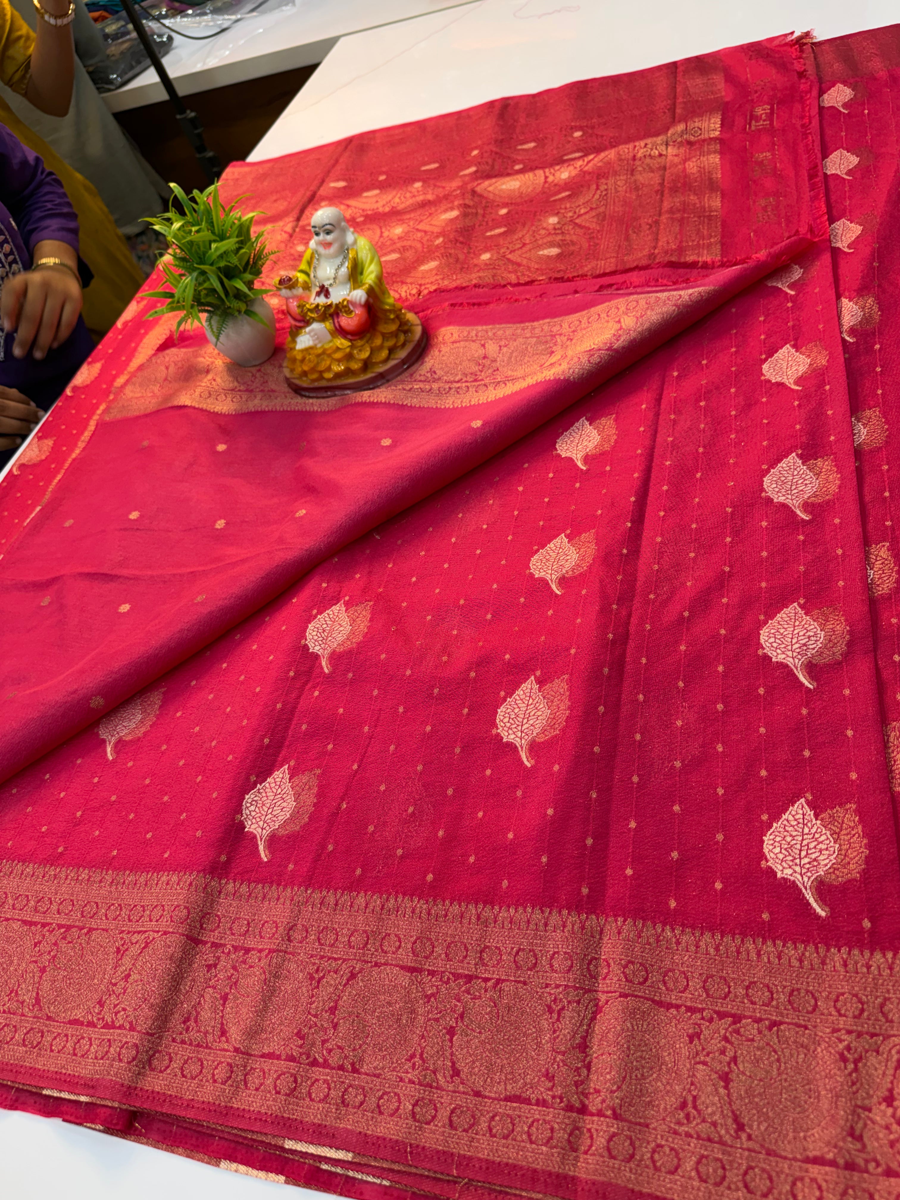 Premium Georgette Saree with Leaf Pattern Buttas & Rich Pallu..