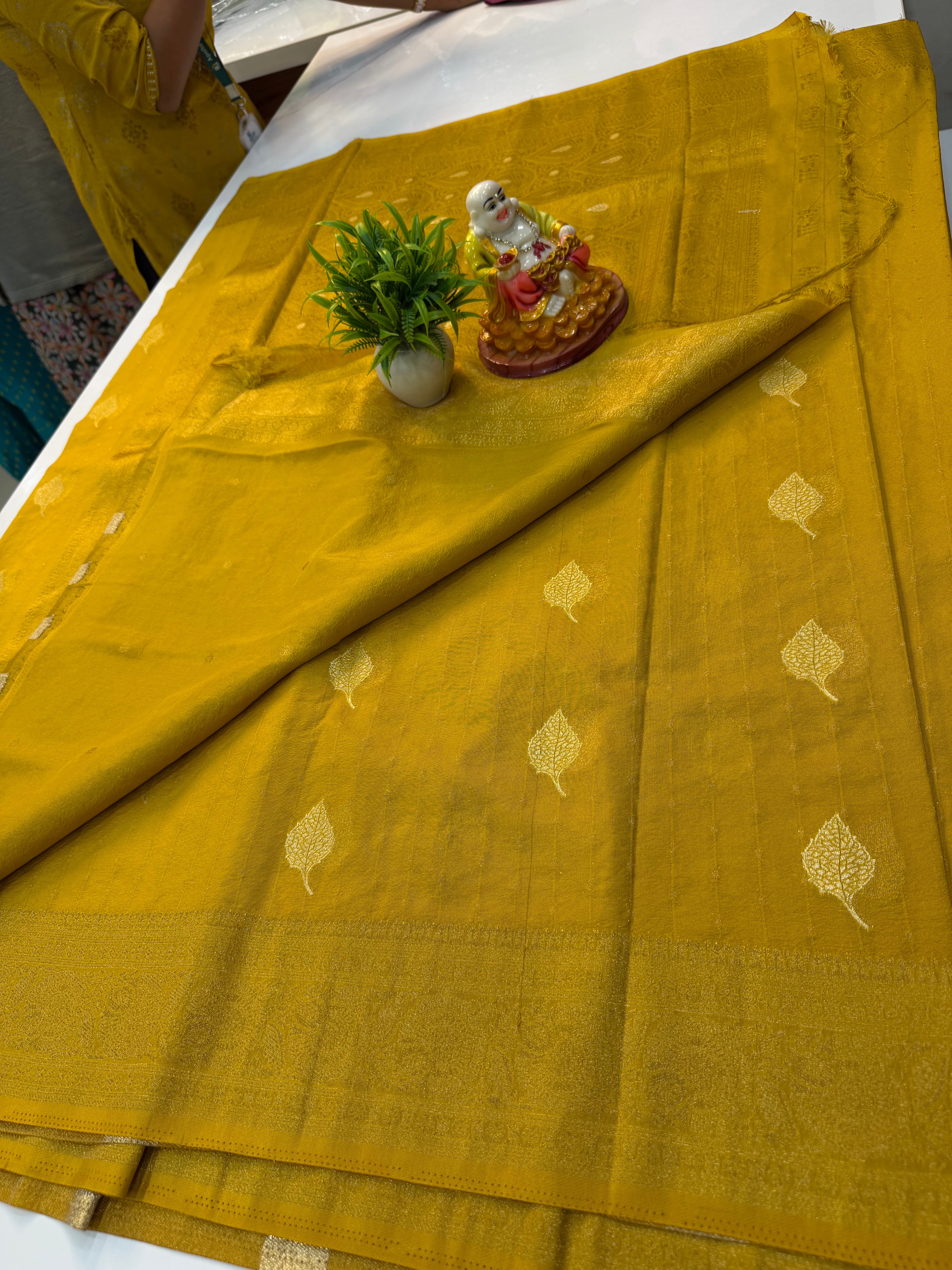 Premium Georgette Saree with Leaf Pattern Buttas & Rich Pallu..