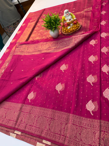 Premium Georgette Saree with Leaf Pattern Buttas & Rich Pallu..