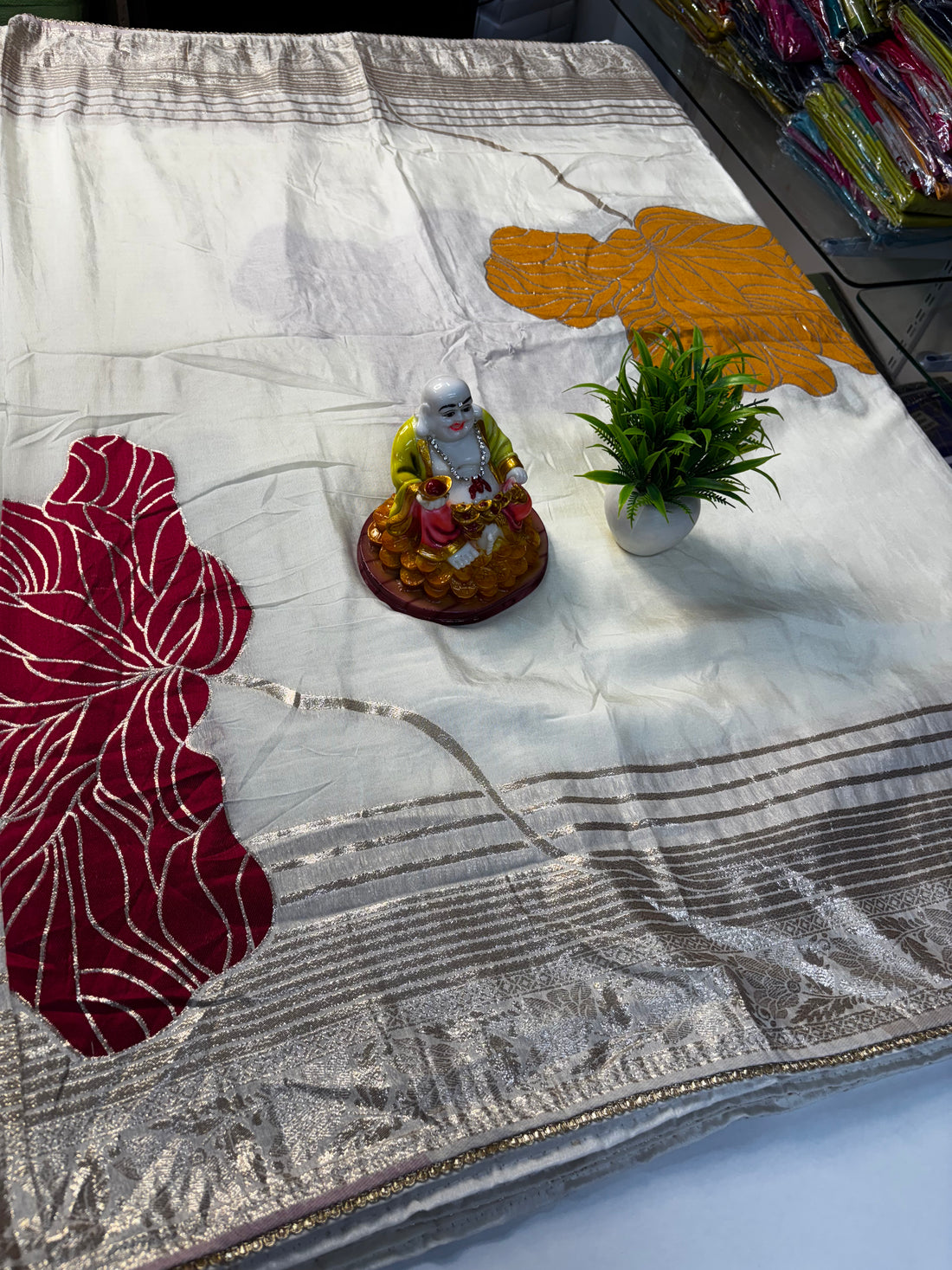 🌸 Designer Wear Saree with Beautiful Flower Prints