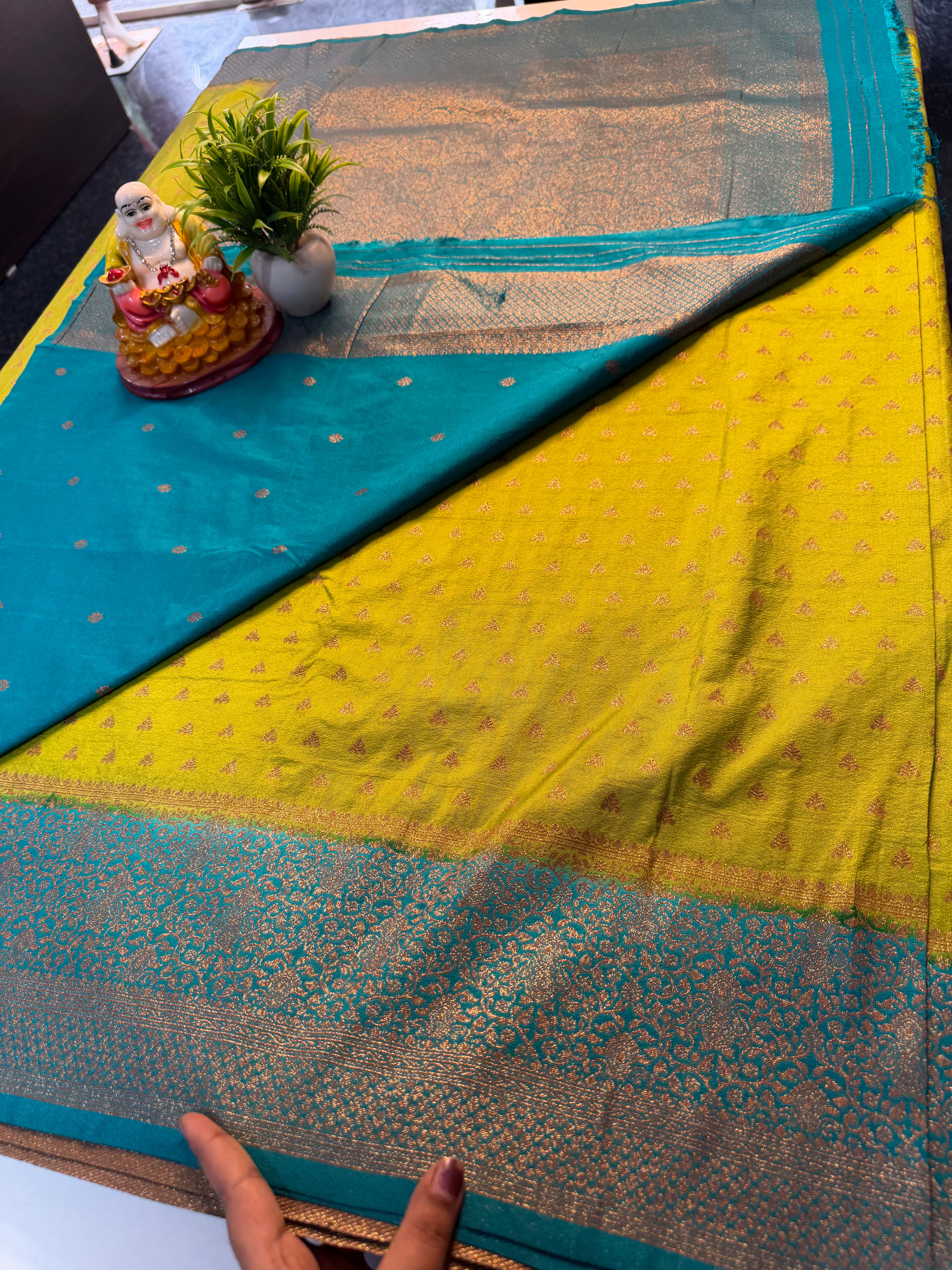 Premium Georgette Saree with Buttas & Rich Pallu…