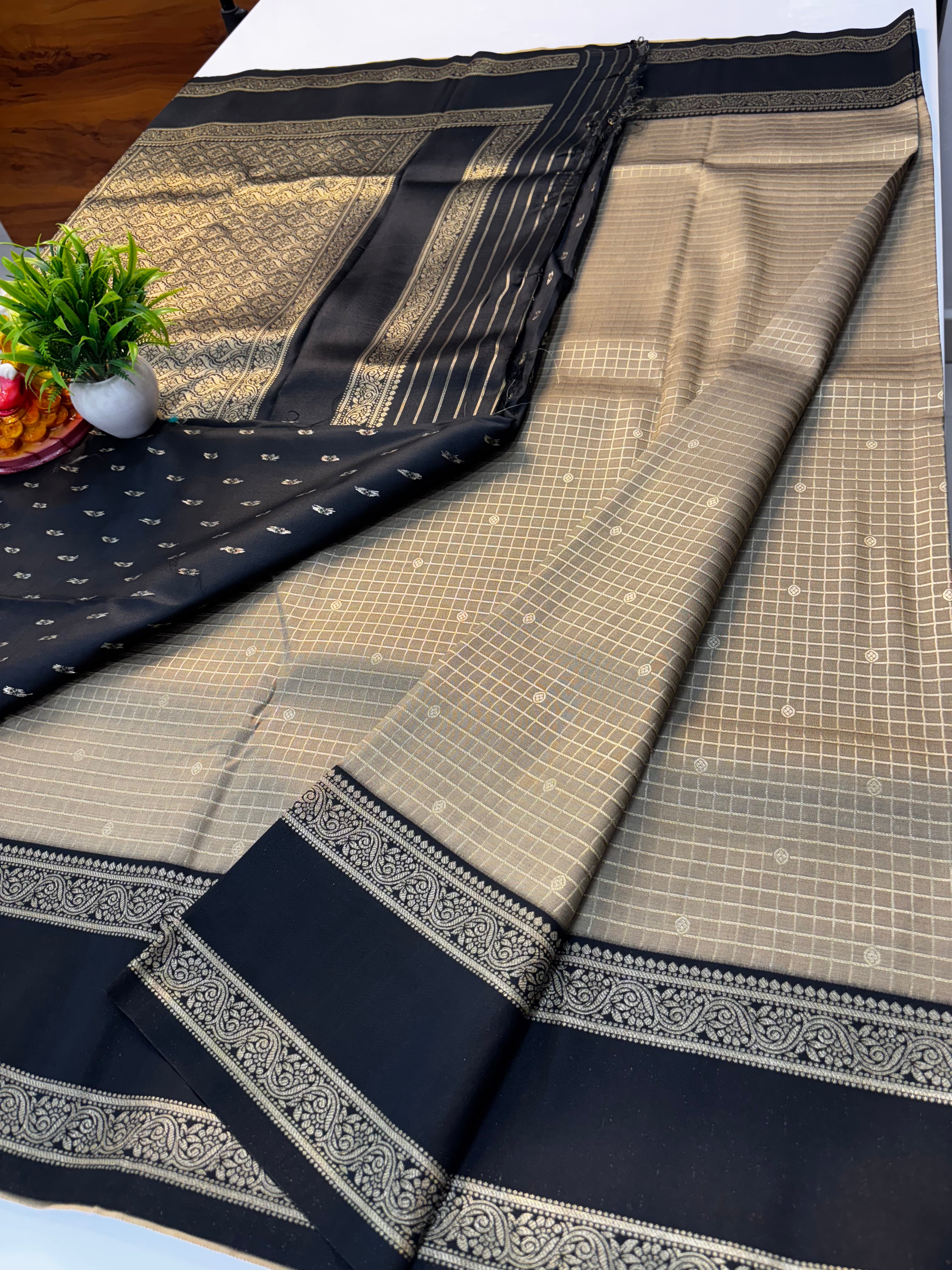 Semi Silk Saree with Checks Pattern & Rich Pallu